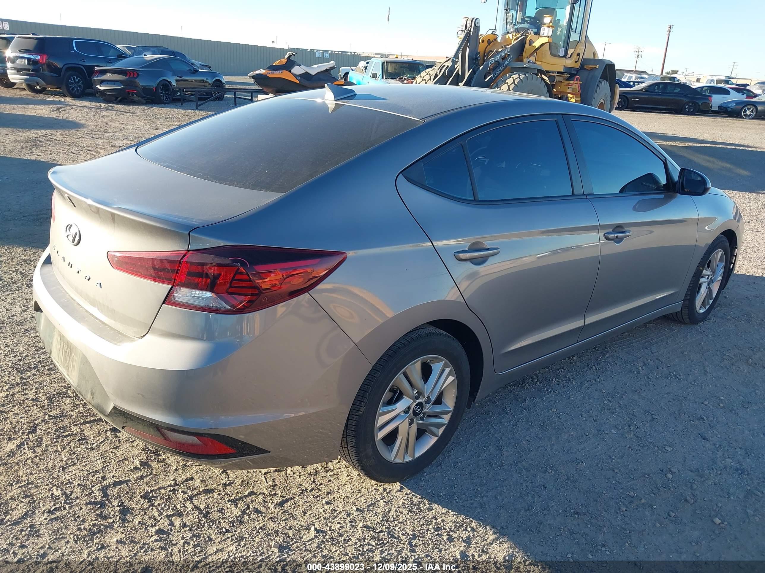 HYUNDAI ELANTRA image 4