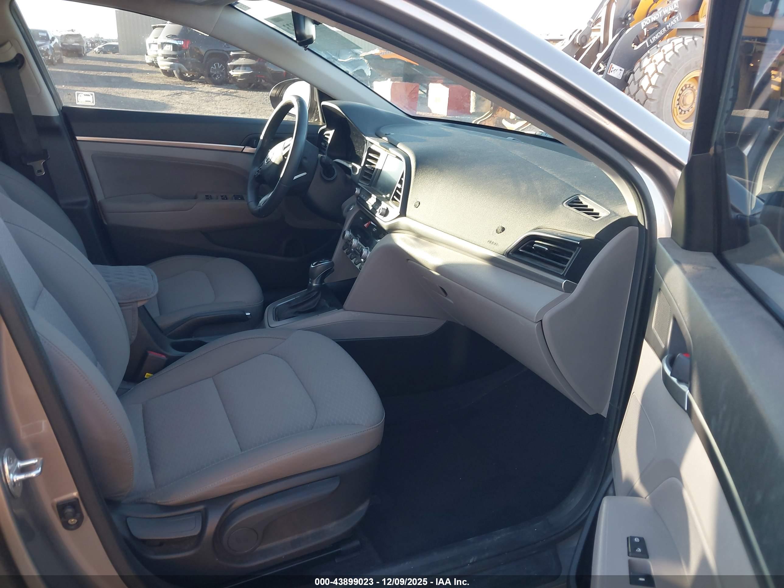 HYUNDAI ELANTRA image 5