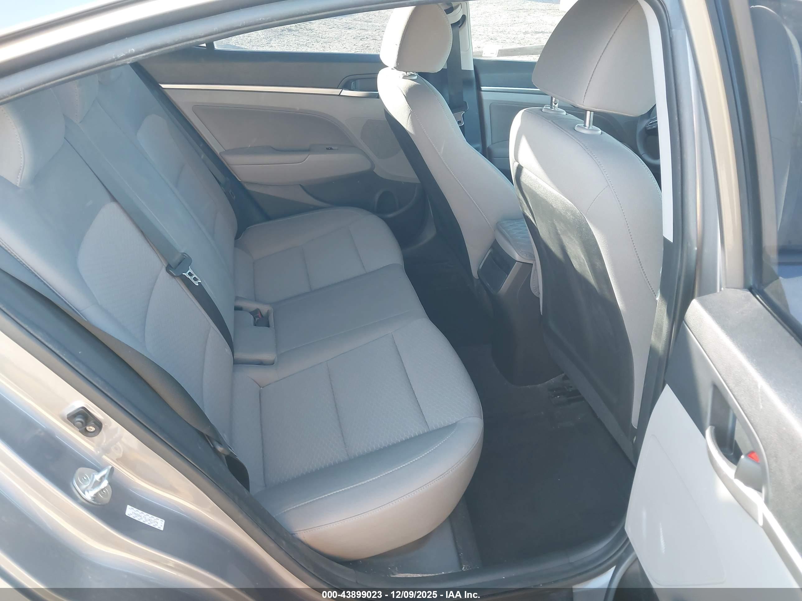 HYUNDAI ELANTRA image 8