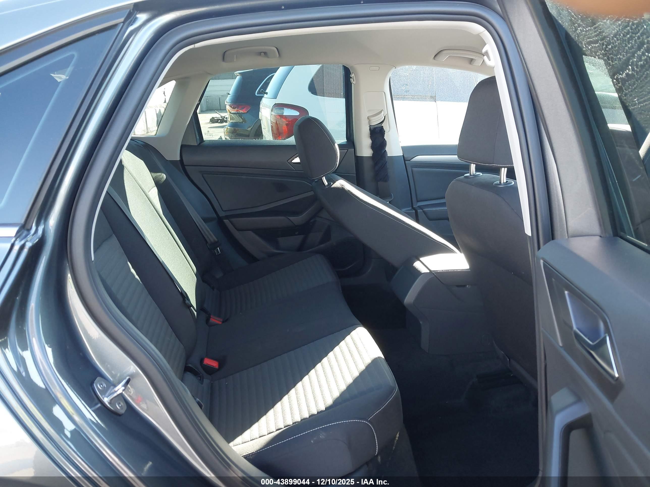 VOLKSWAGEN JETTA image 8