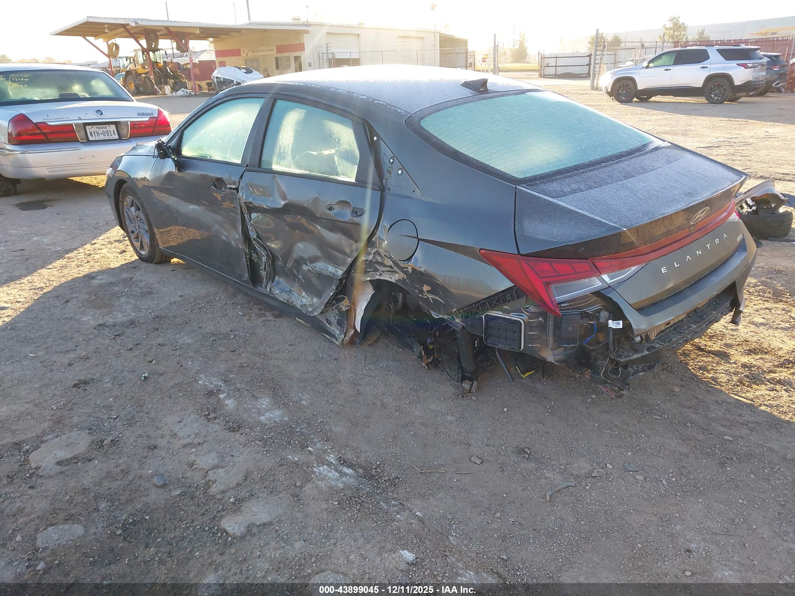 HYUNDAI ELANTRA image 3