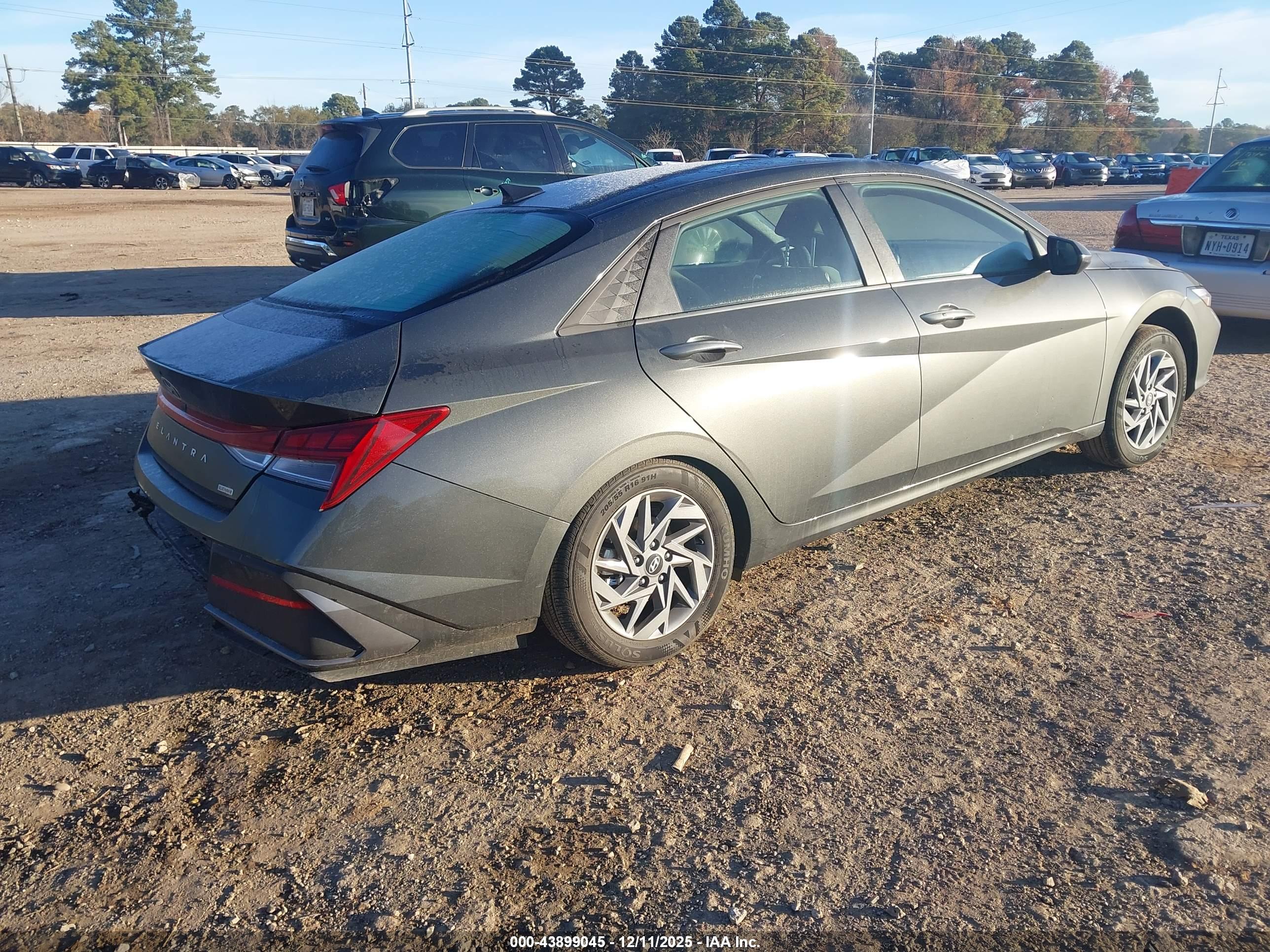 HYUNDAI ELANTRA image 4