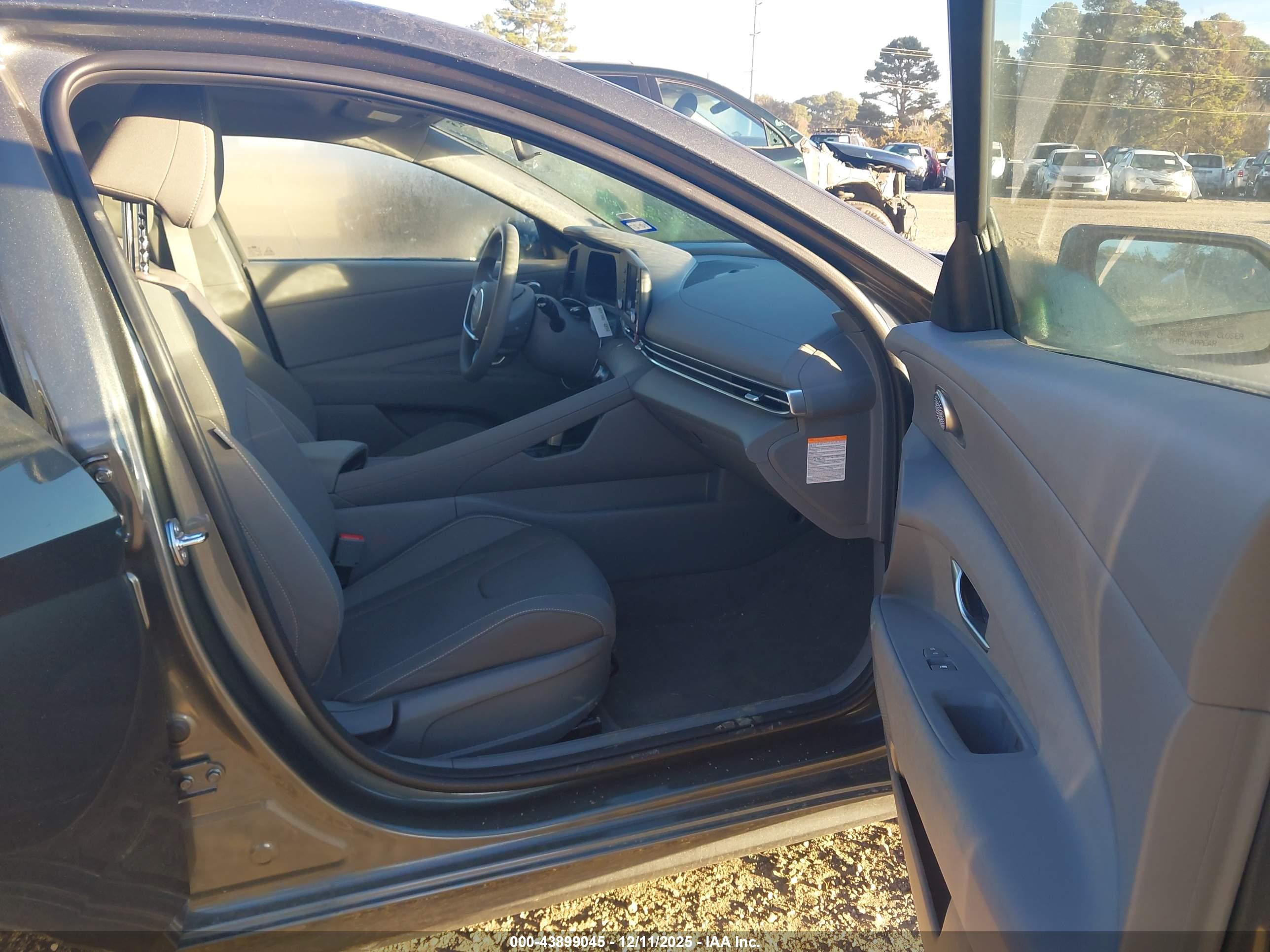 HYUNDAI ELANTRA image 5