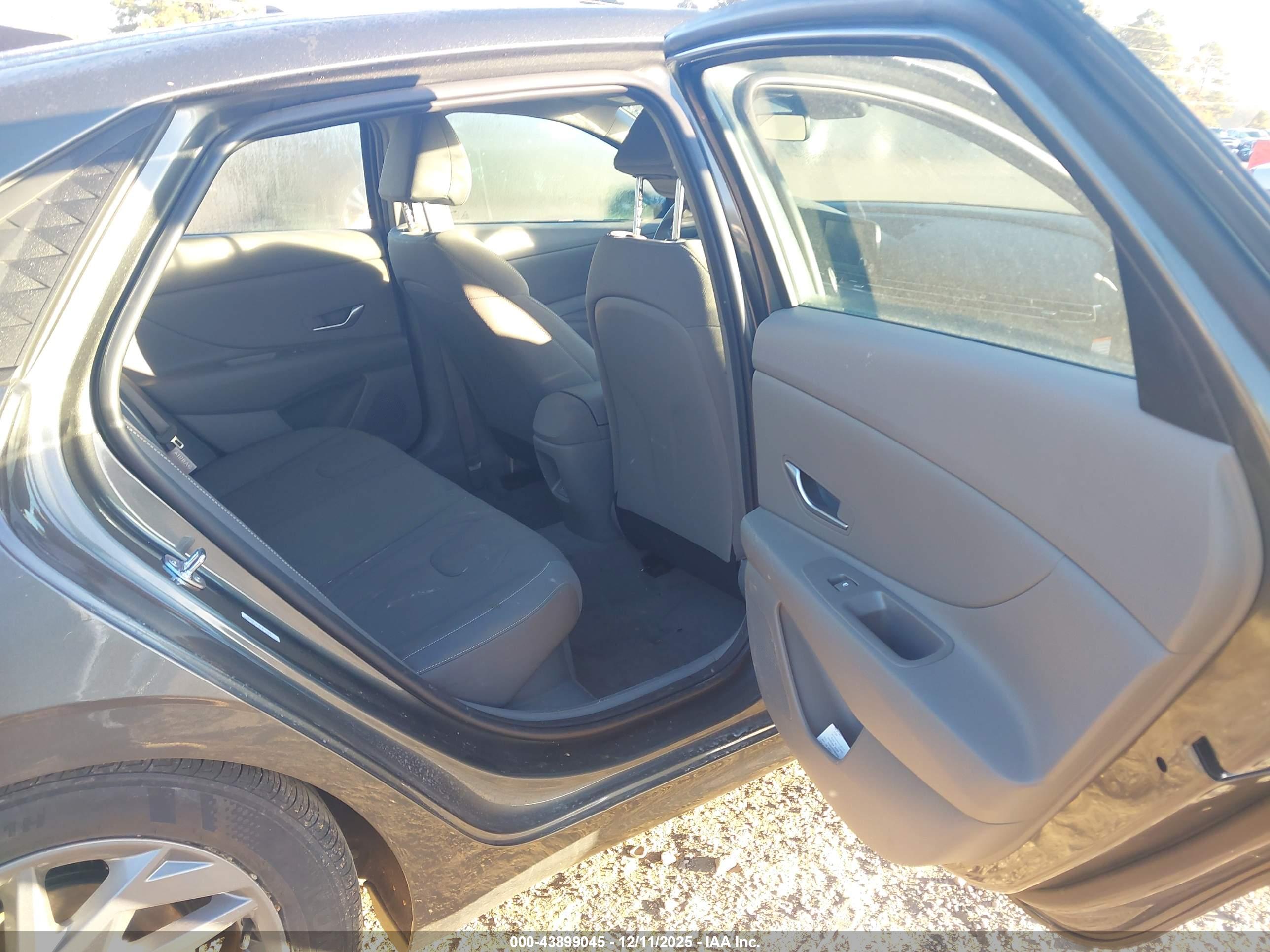 HYUNDAI ELANTRA image 8