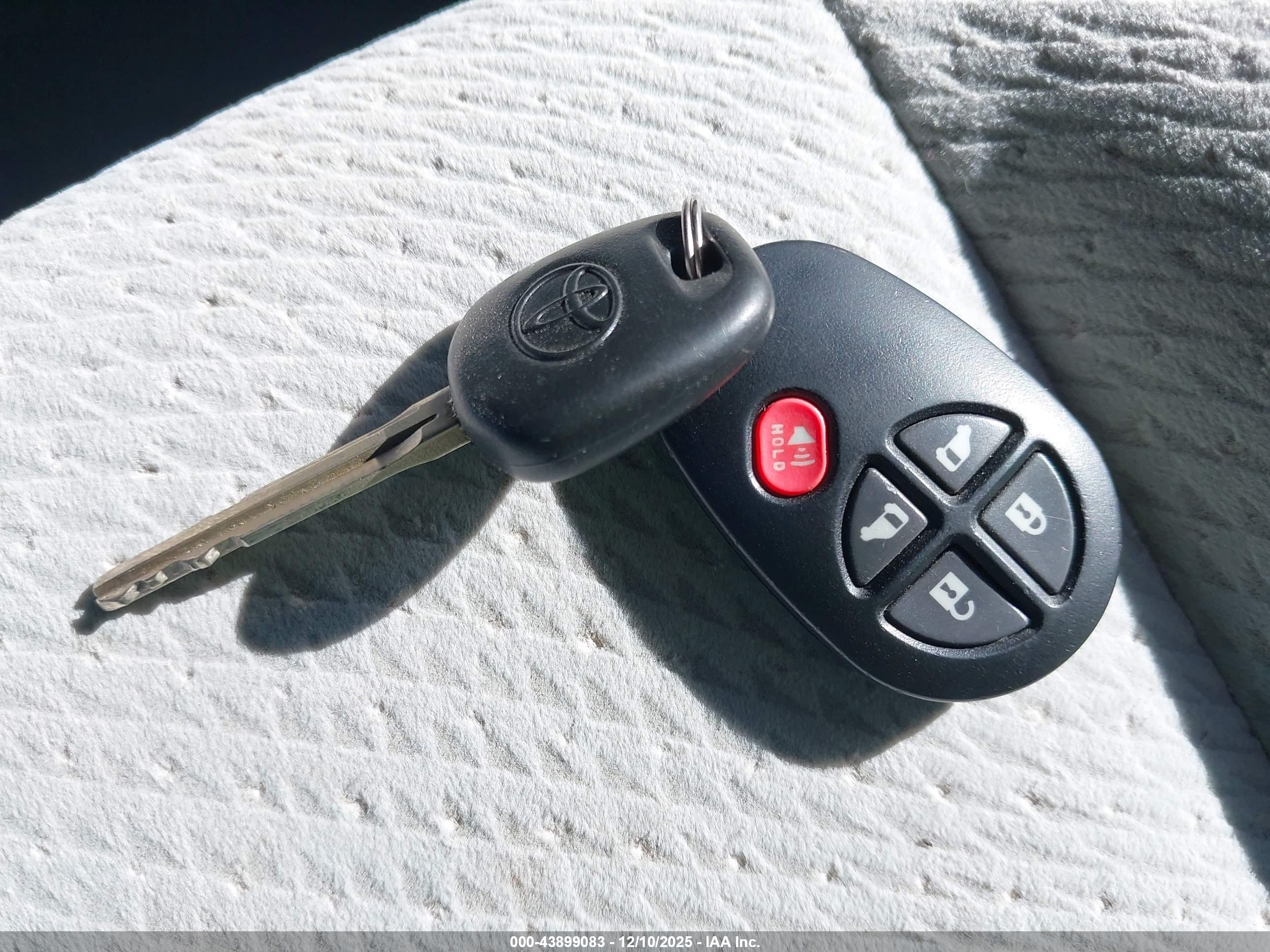 TOYOTA SIENNA image 11