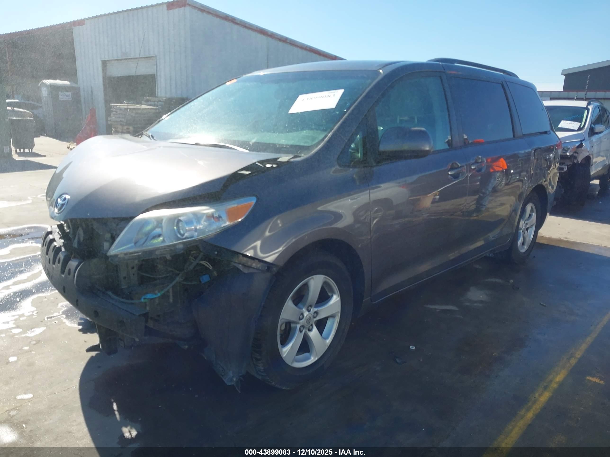 TOYOTA SIENNA image 2