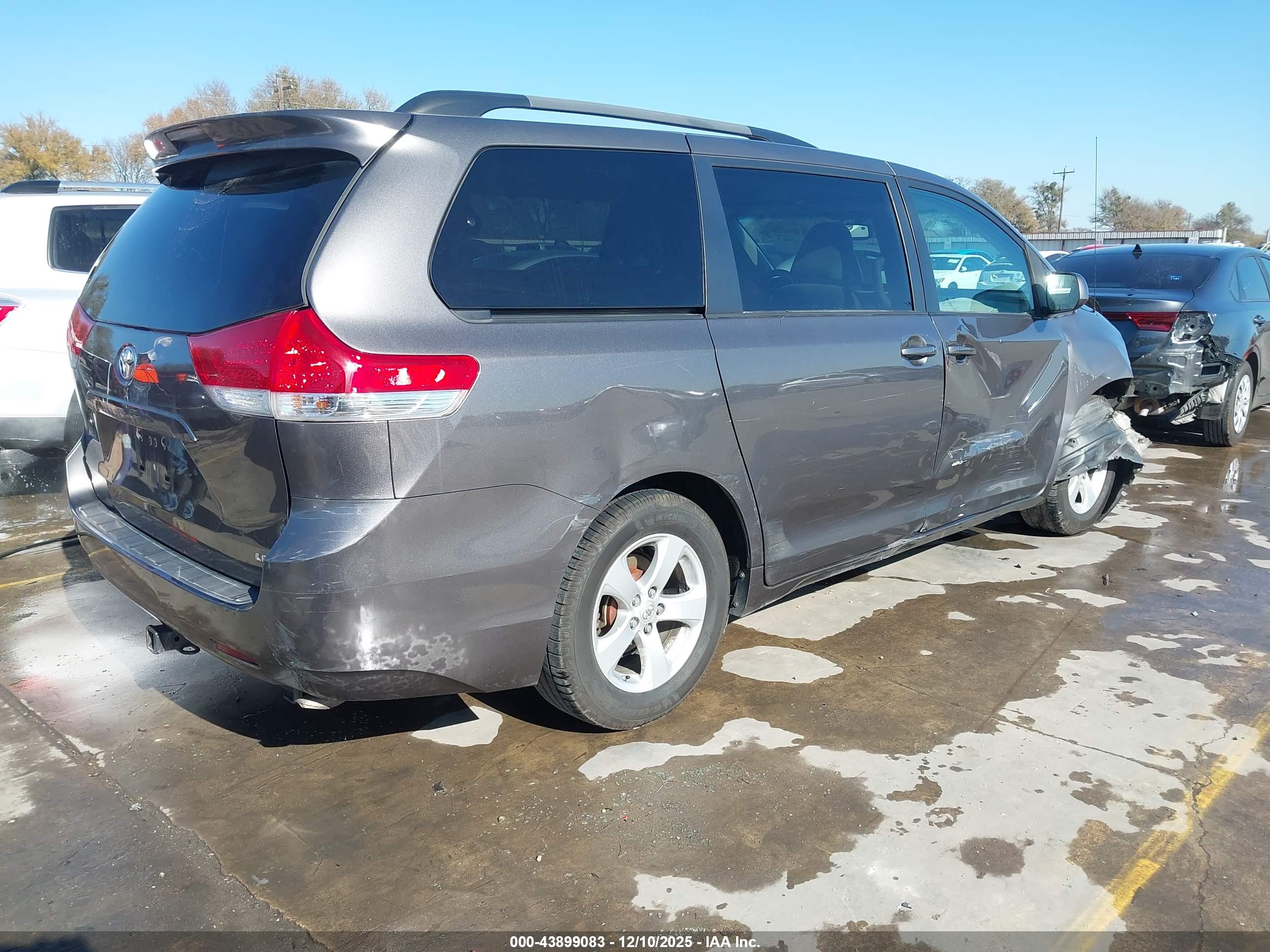 TOYOTA SIENNA image 4