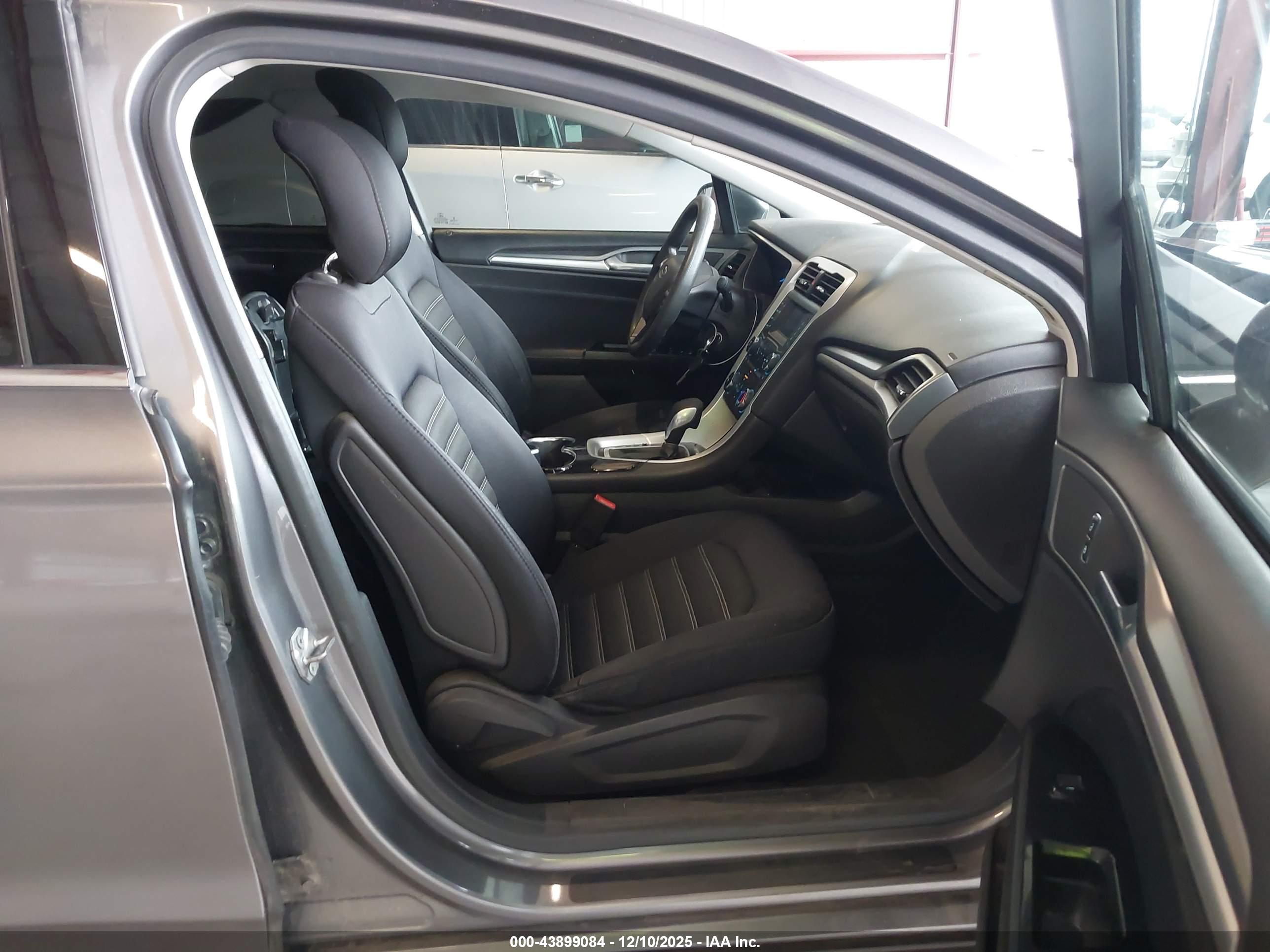 FORD FUSION image 5
