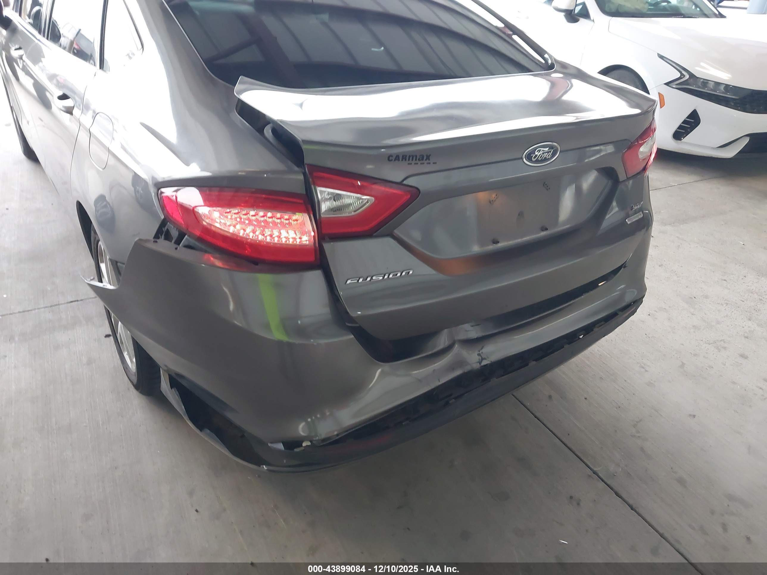 FORD FUSION image 6