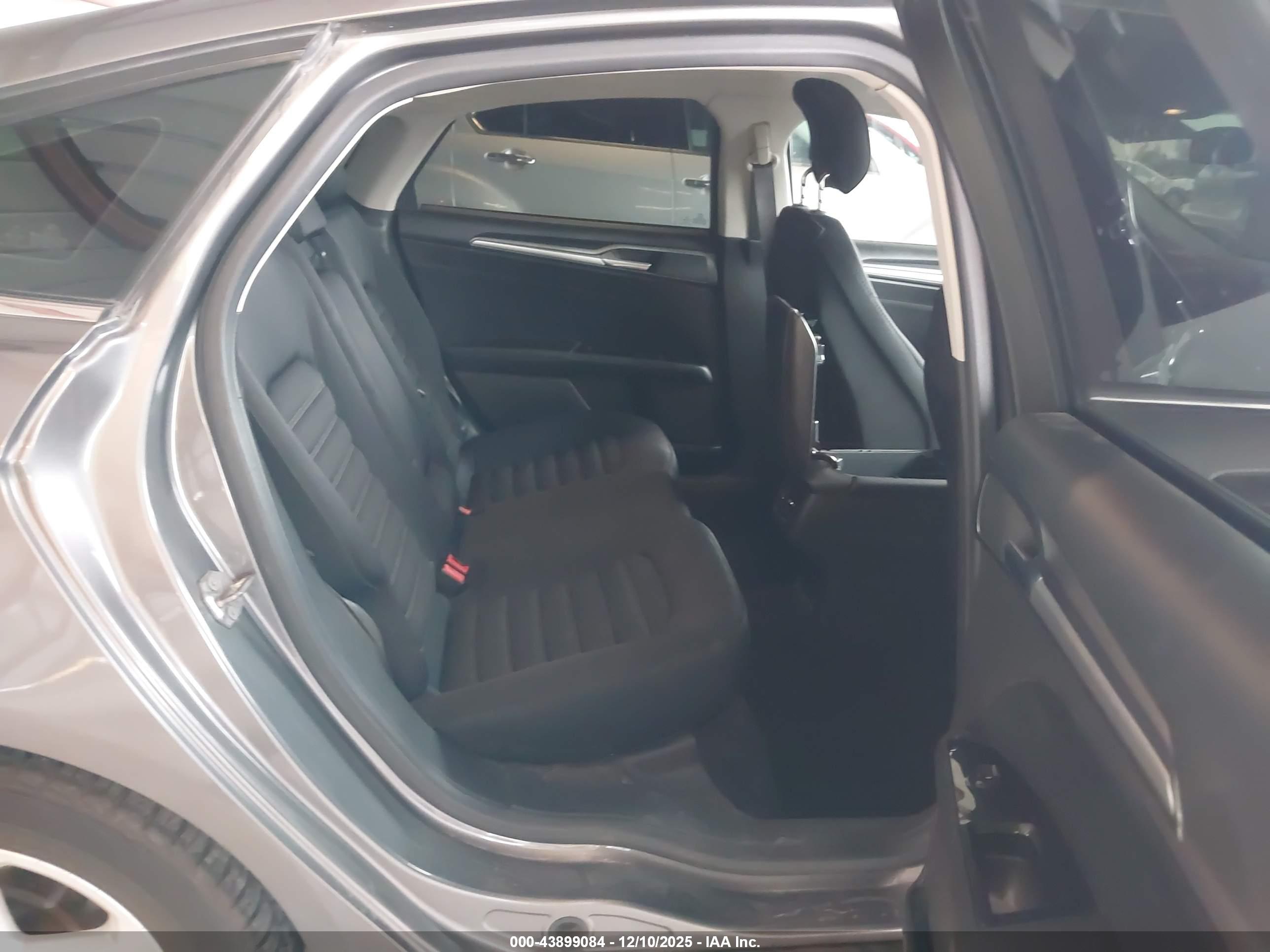 FORD FUSION image 8