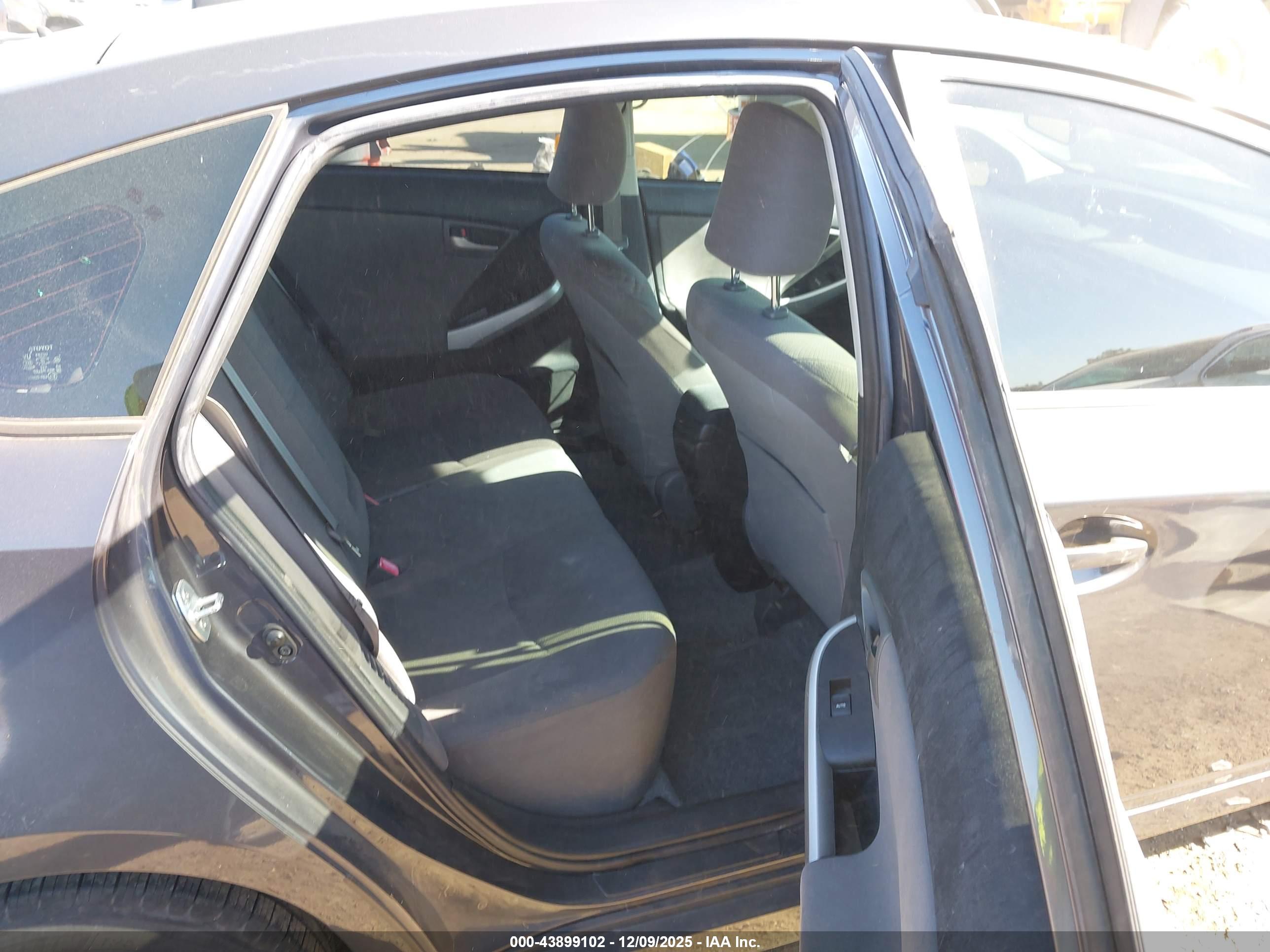 TOYOTA PRIUS image 8