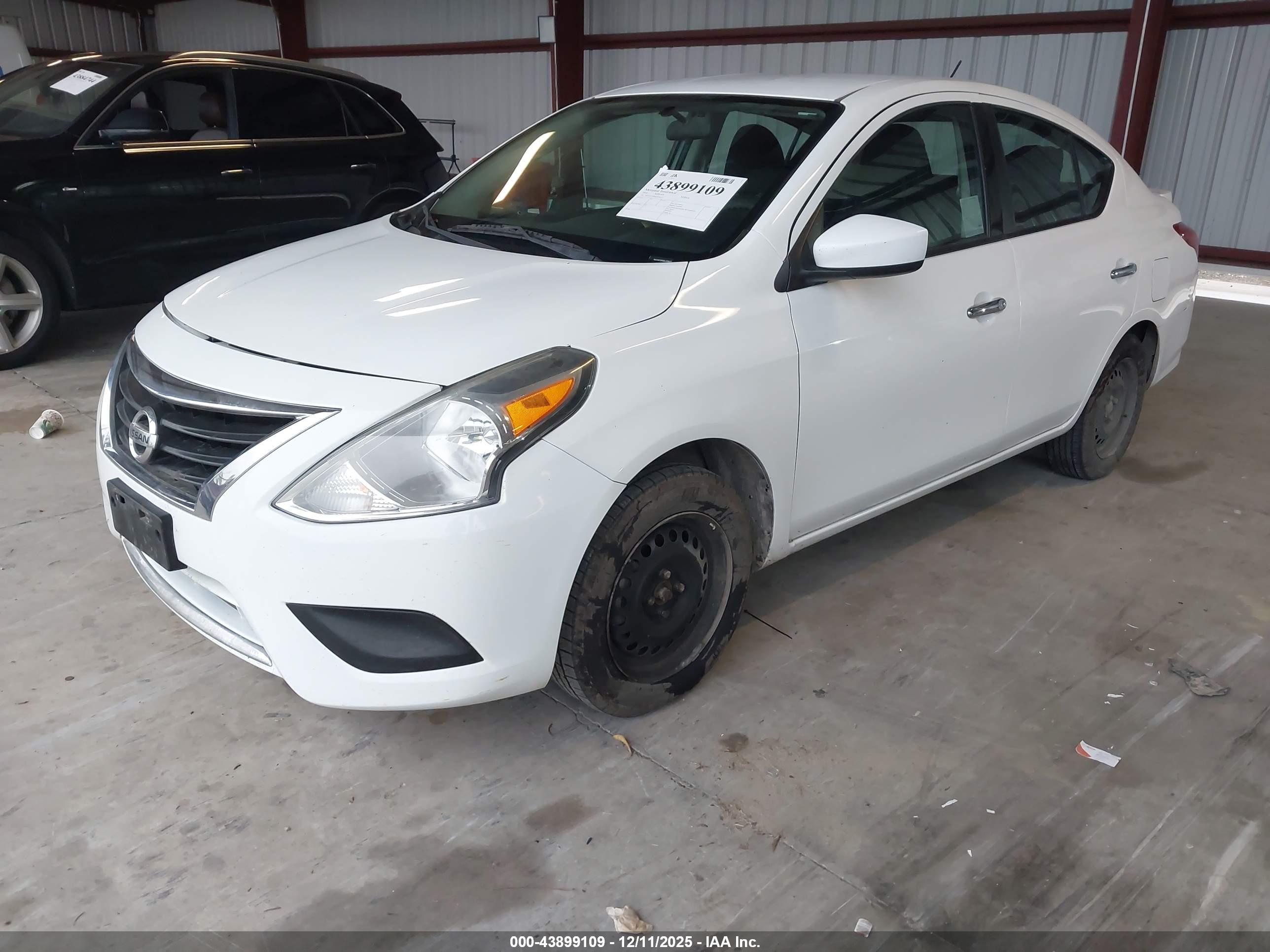 NISSAN VERSA image 2