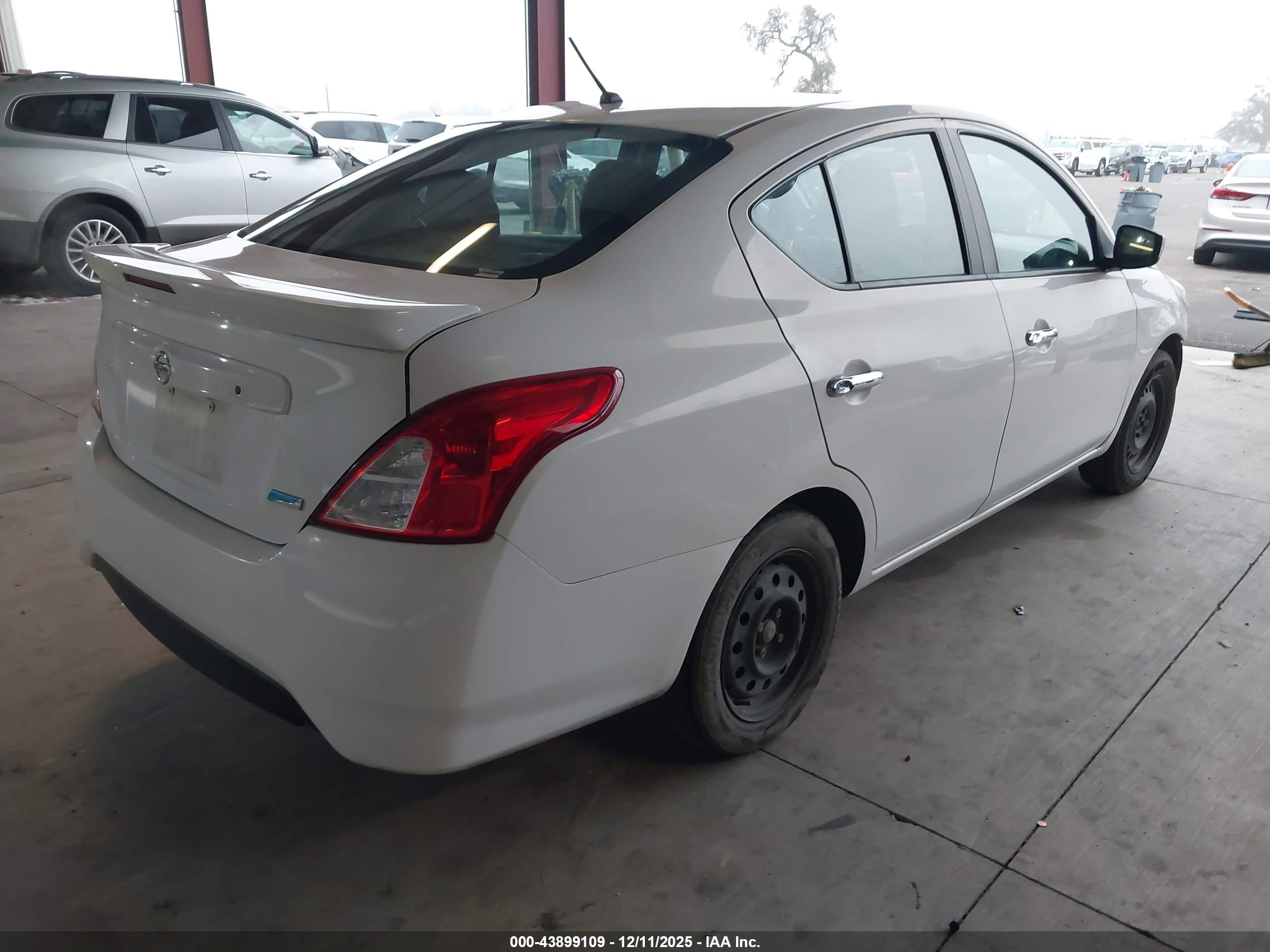 NISSAN VERSA image 4