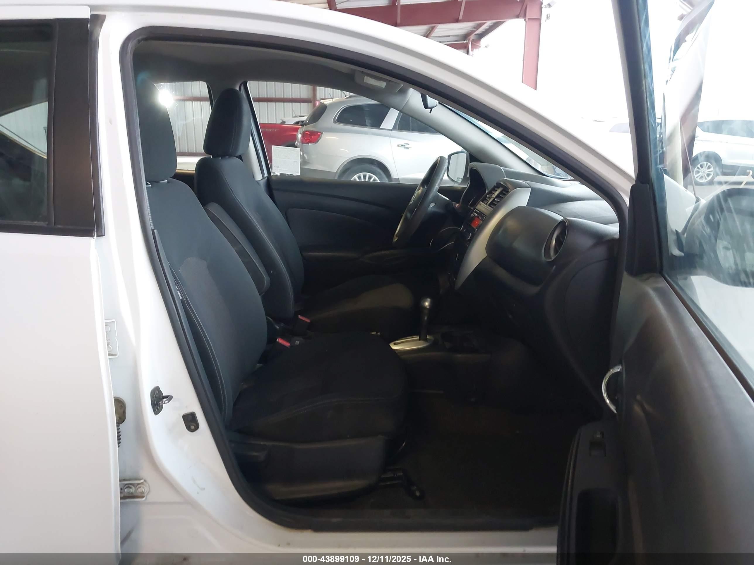 NISSAN VERSA image 5