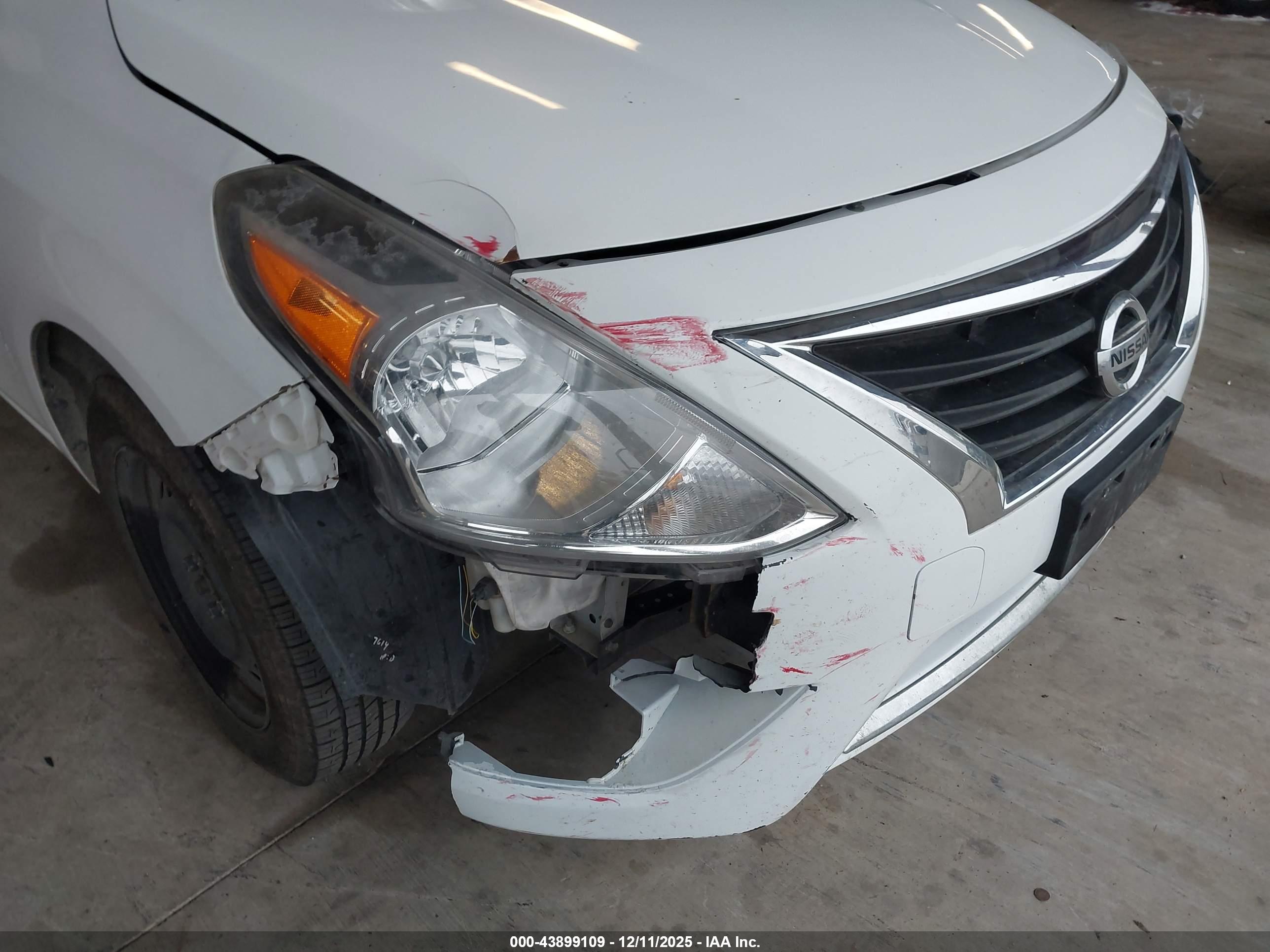 NISSAN VERSA image 6