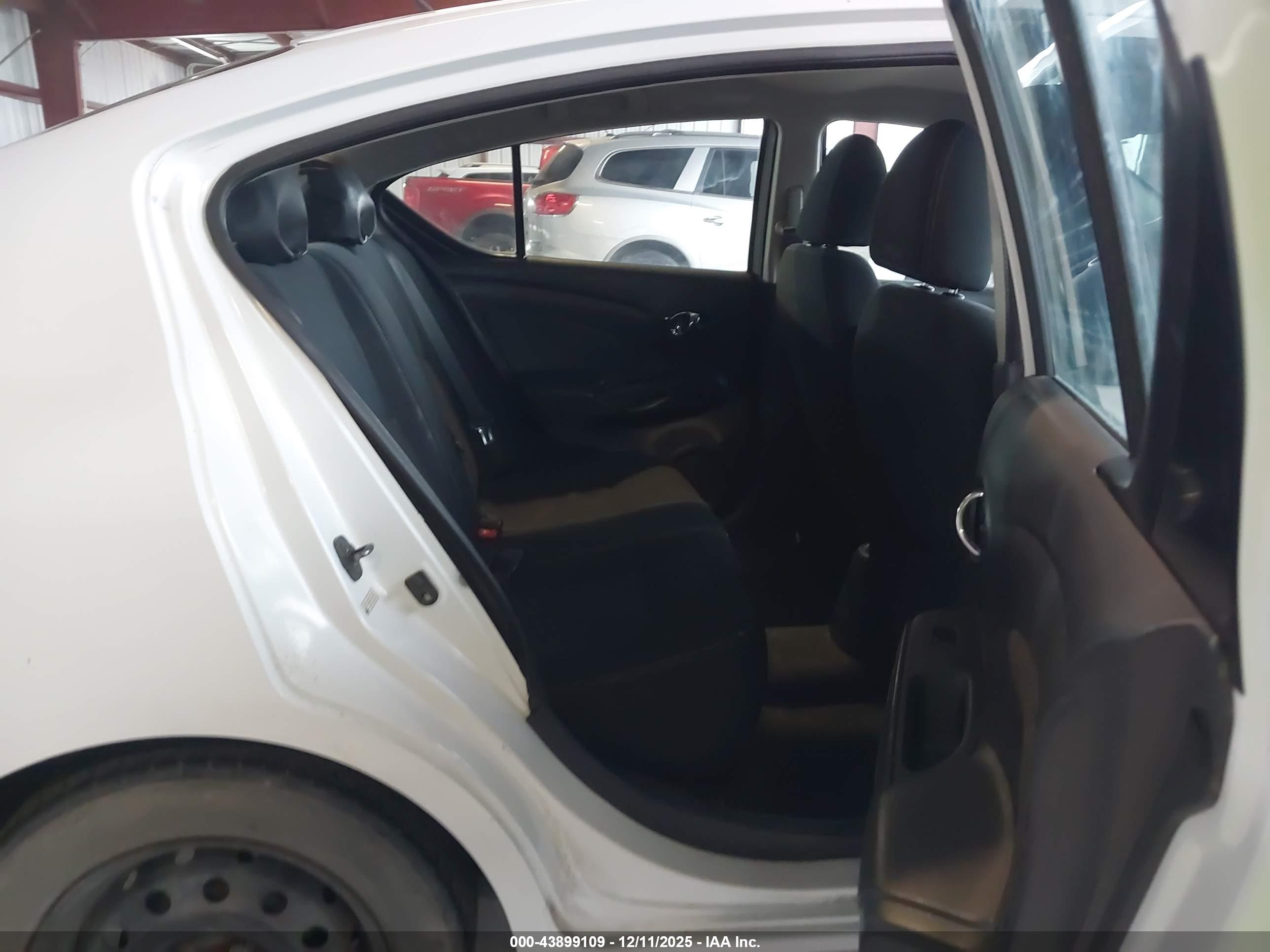 NISSAN VERSA image 8