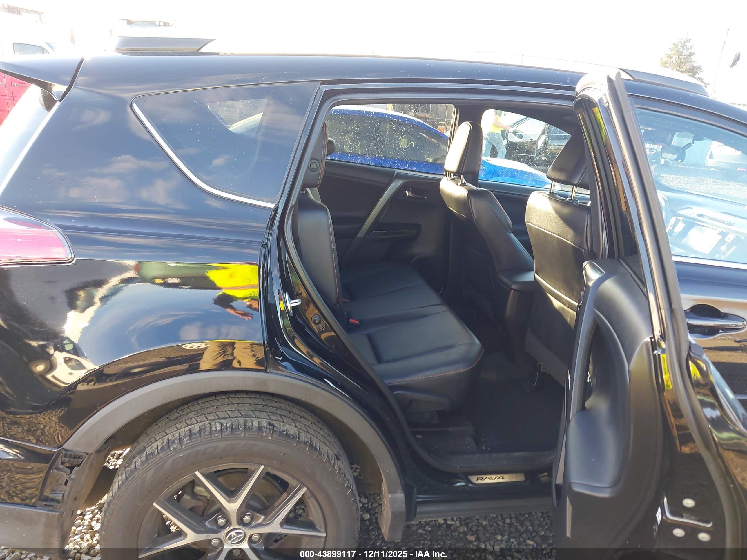 TOYOTA RAV4 image 8