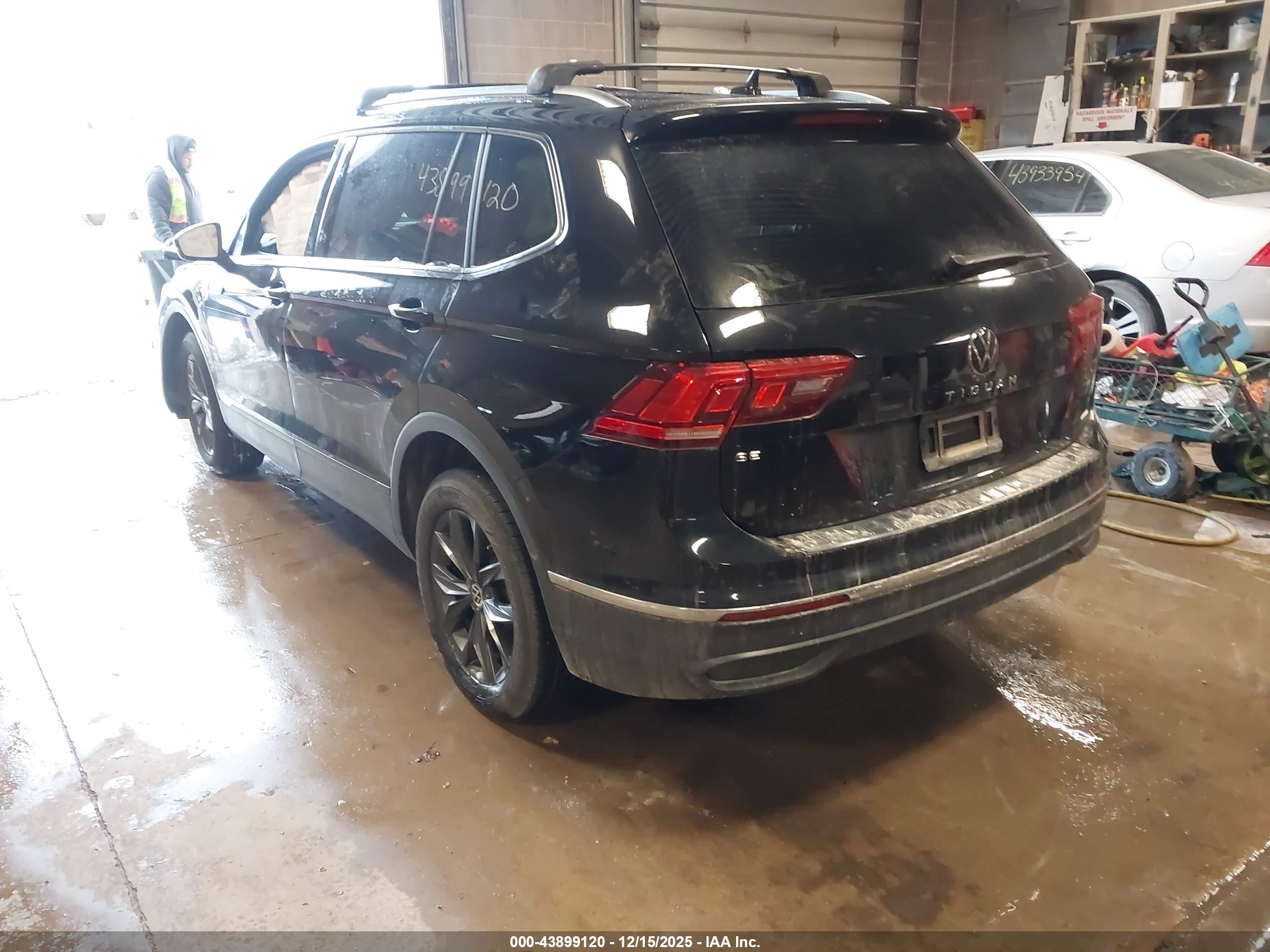 VOLKSWAGEN TIGUAN image 3