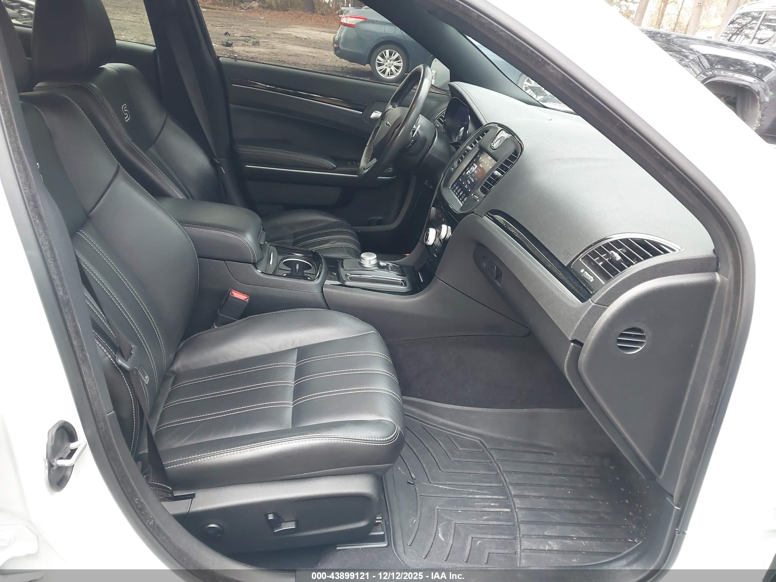 CHRYSLER 300 image 5