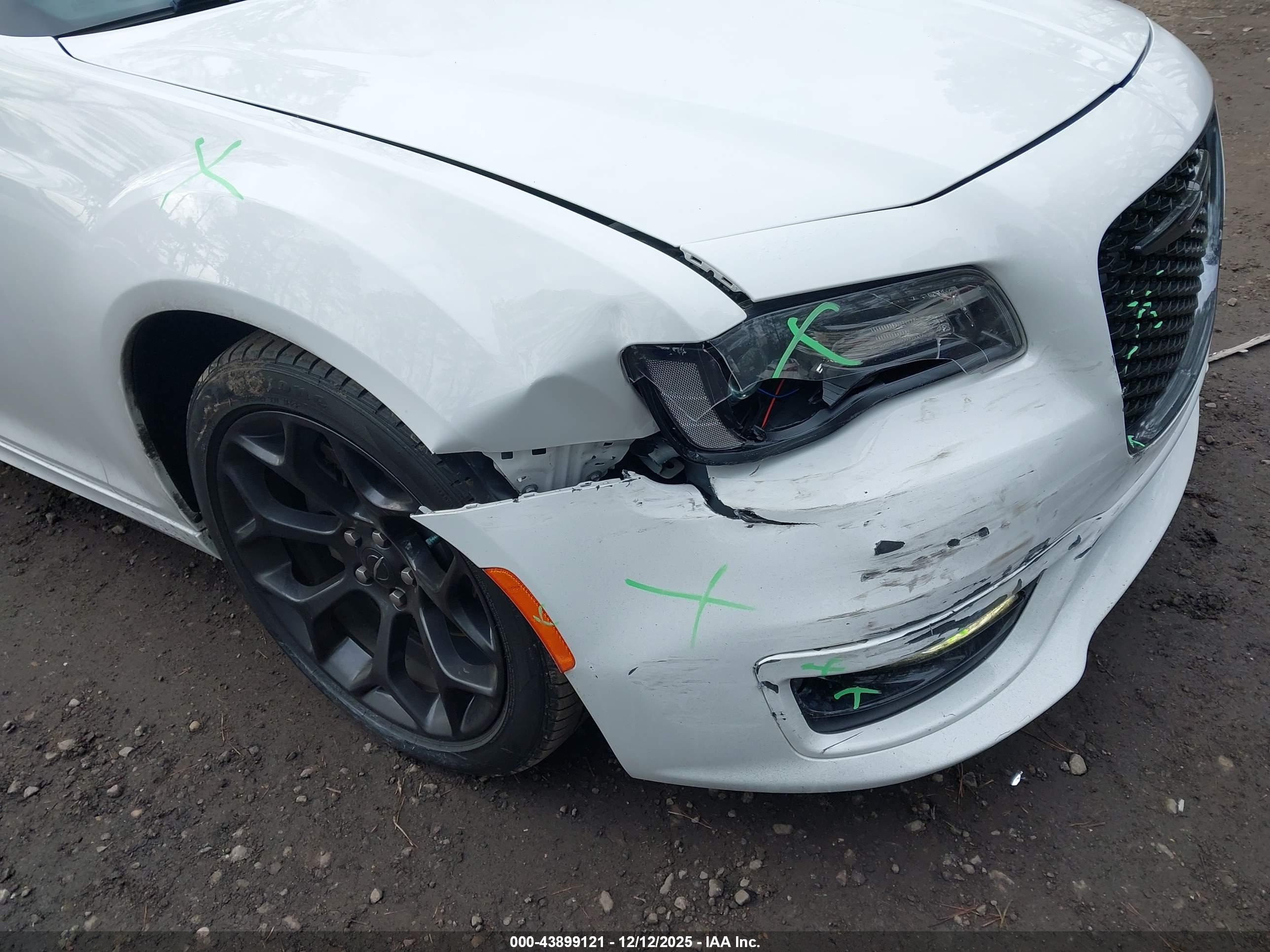 CHRYSLER 300 image 6