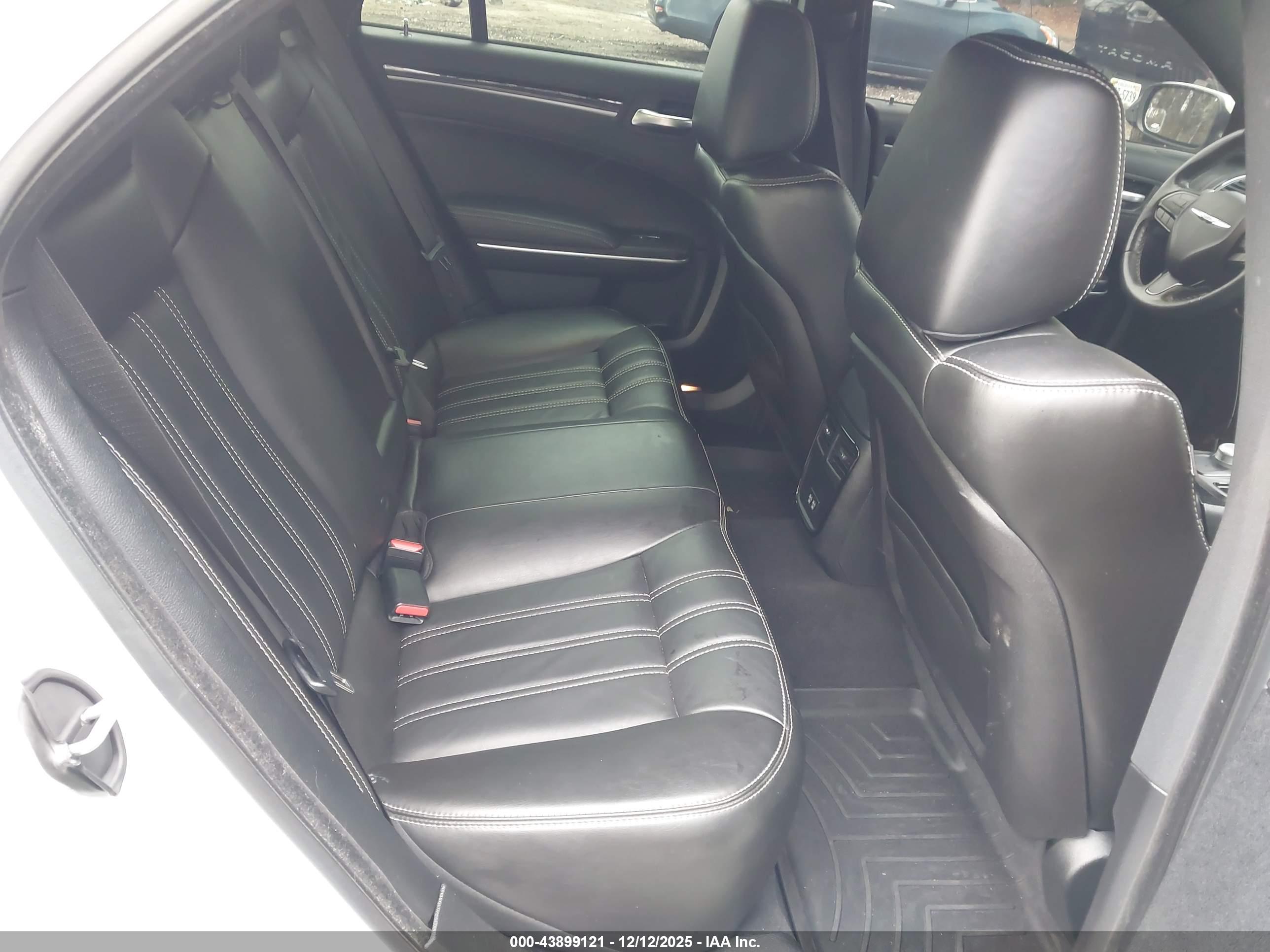 CHRYSLER 300 image 8