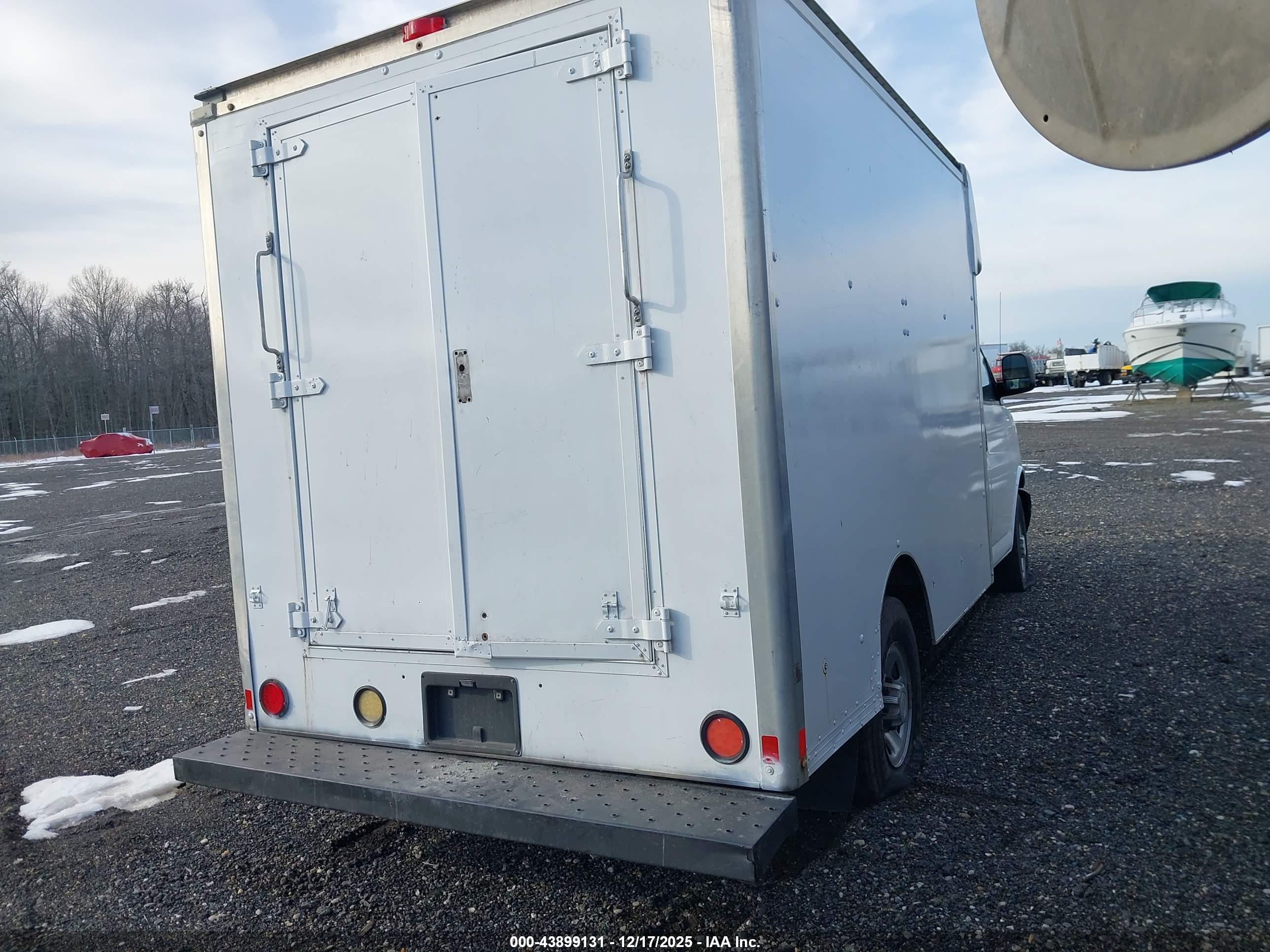 CHEVROLET EXPRESS image 4