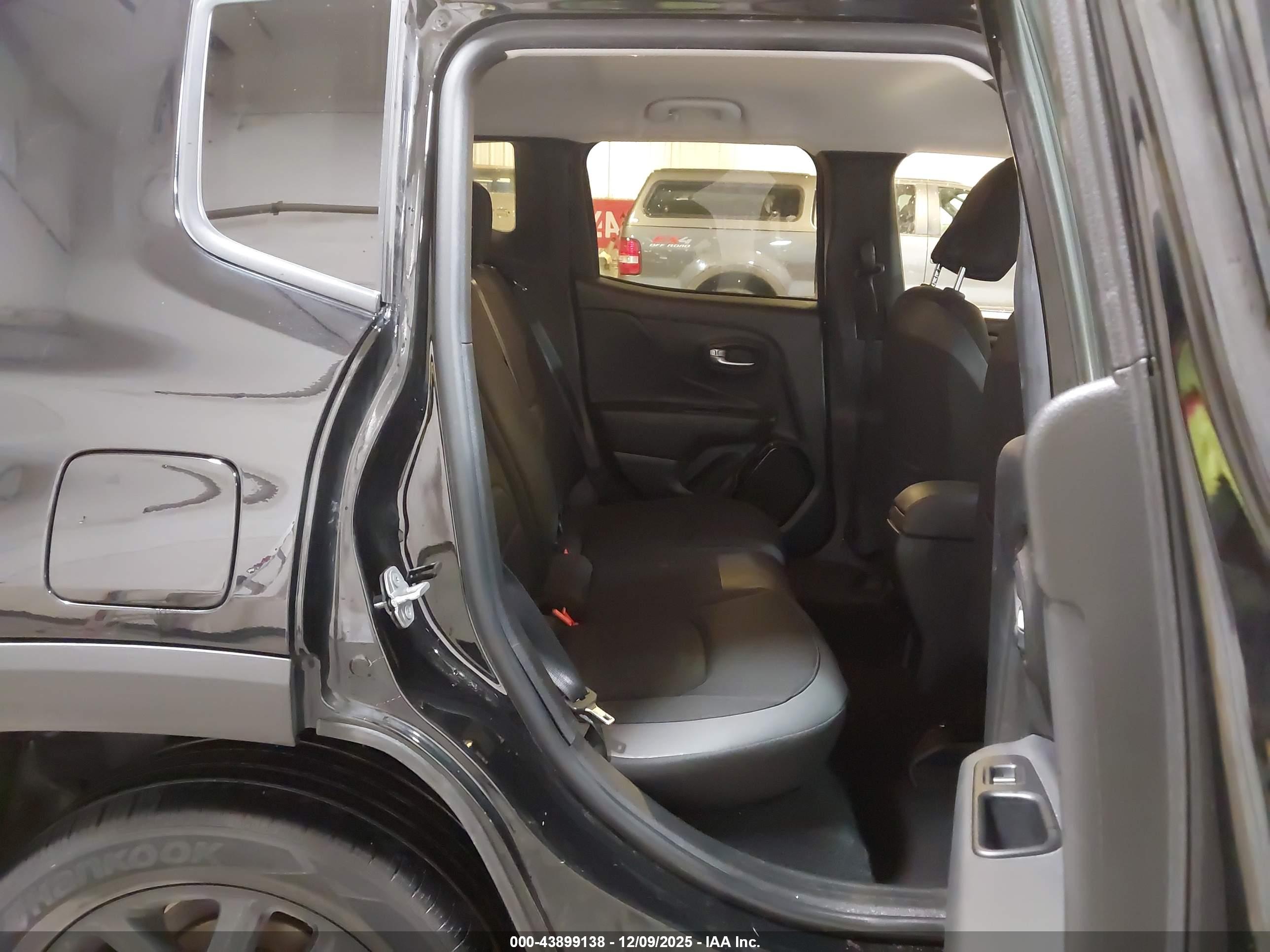 JEEP RENEGADE image 8