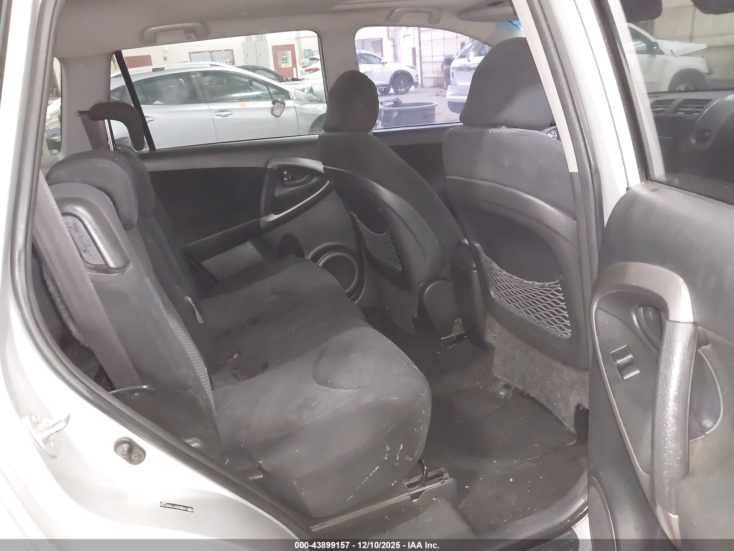TOYOTA RAV4 image 8