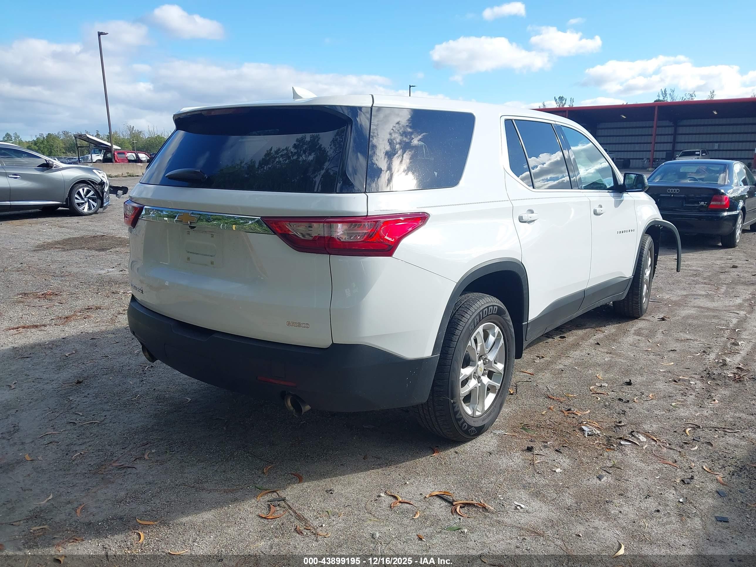 CHEVROLET TRAVERSE image 4