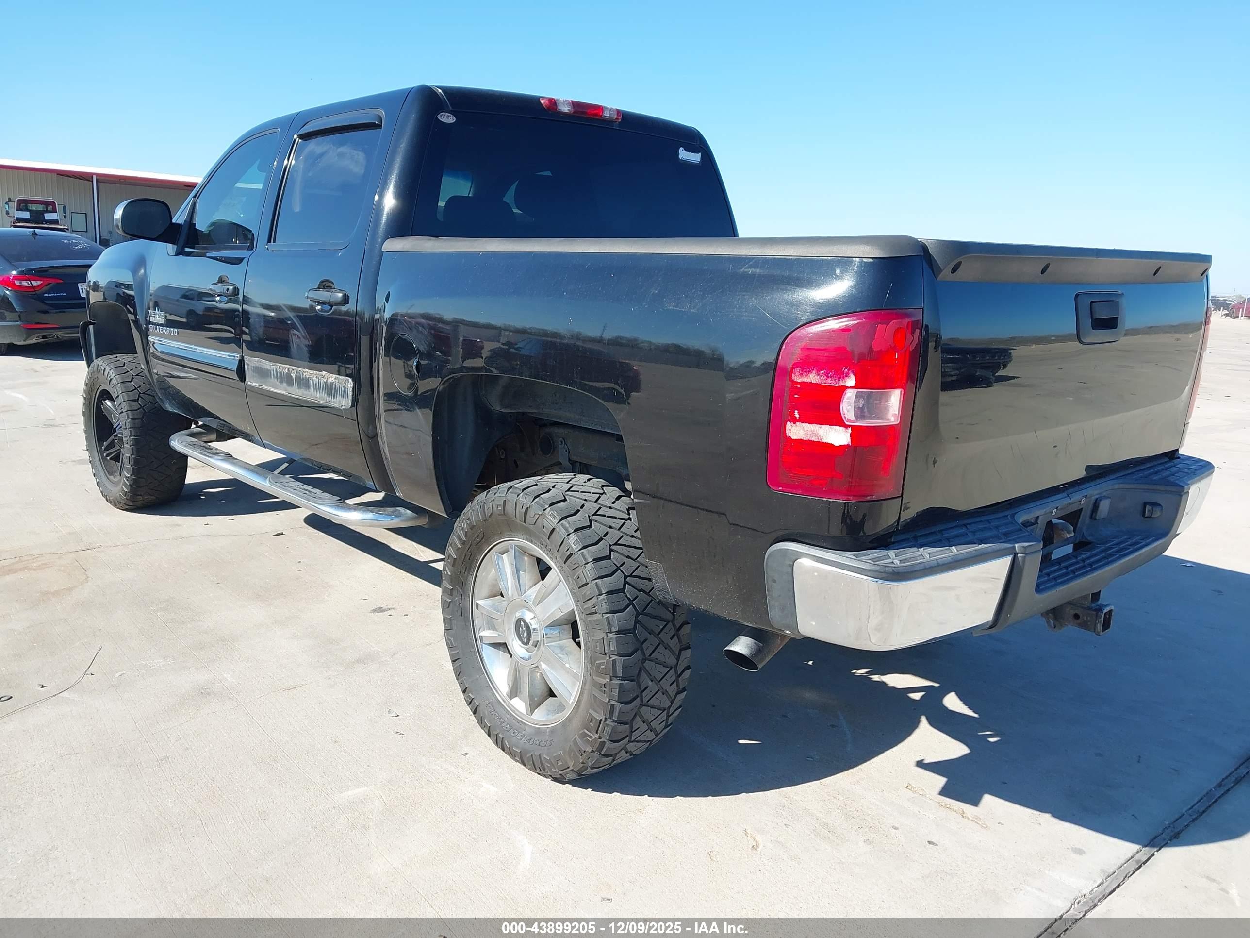 CHEVROLET SILVERADO image 3