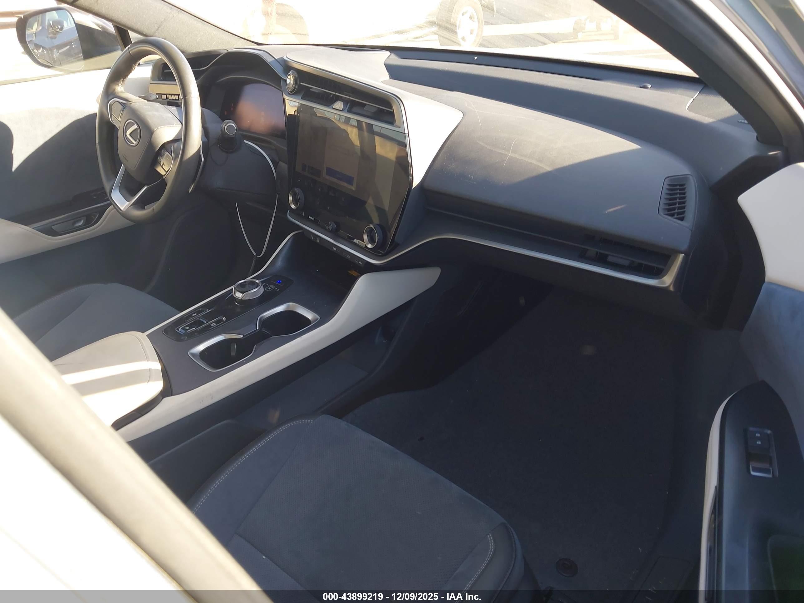 LEXUS RZ image 5