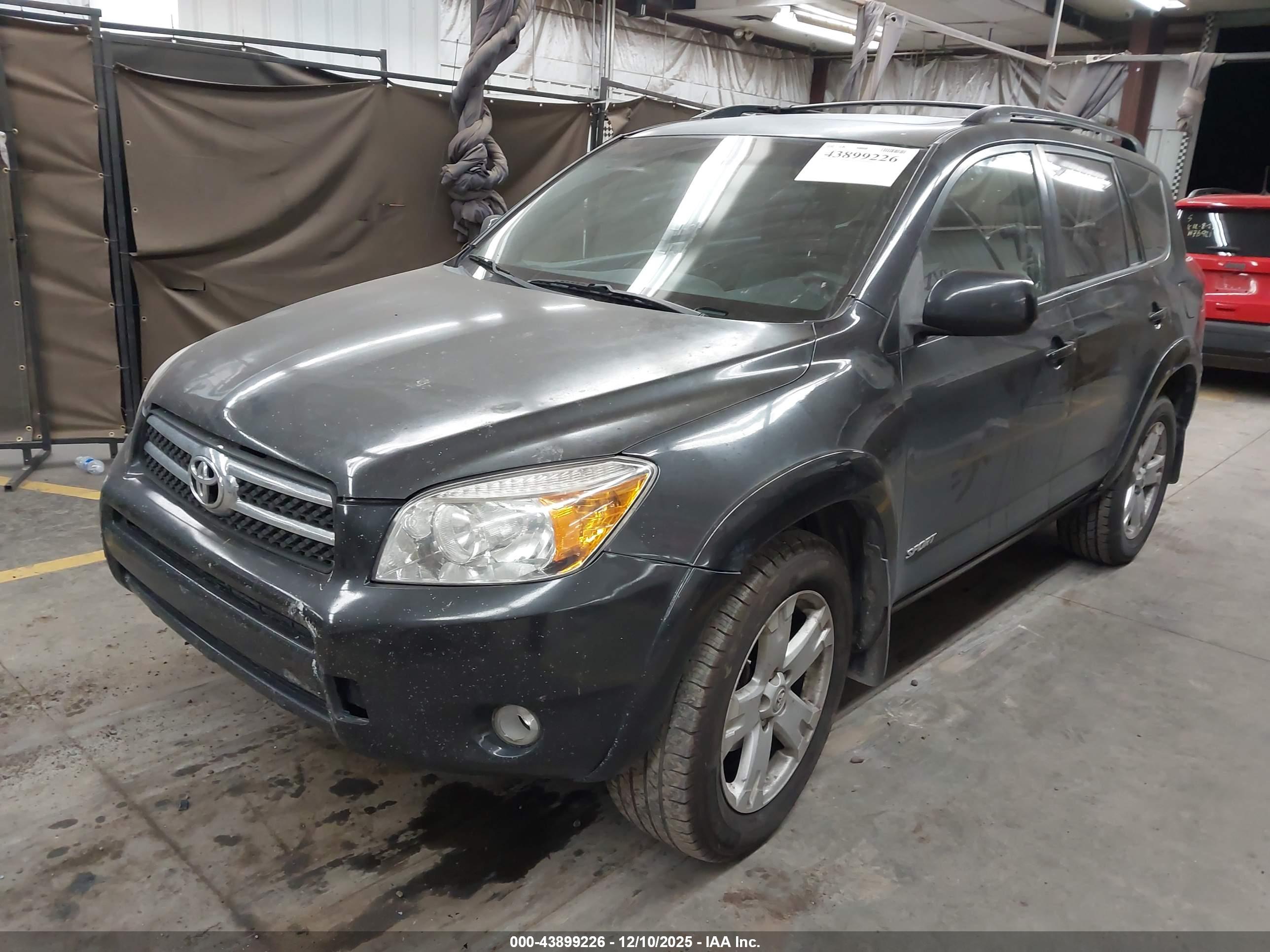 TOYOTA RAV4 image 2