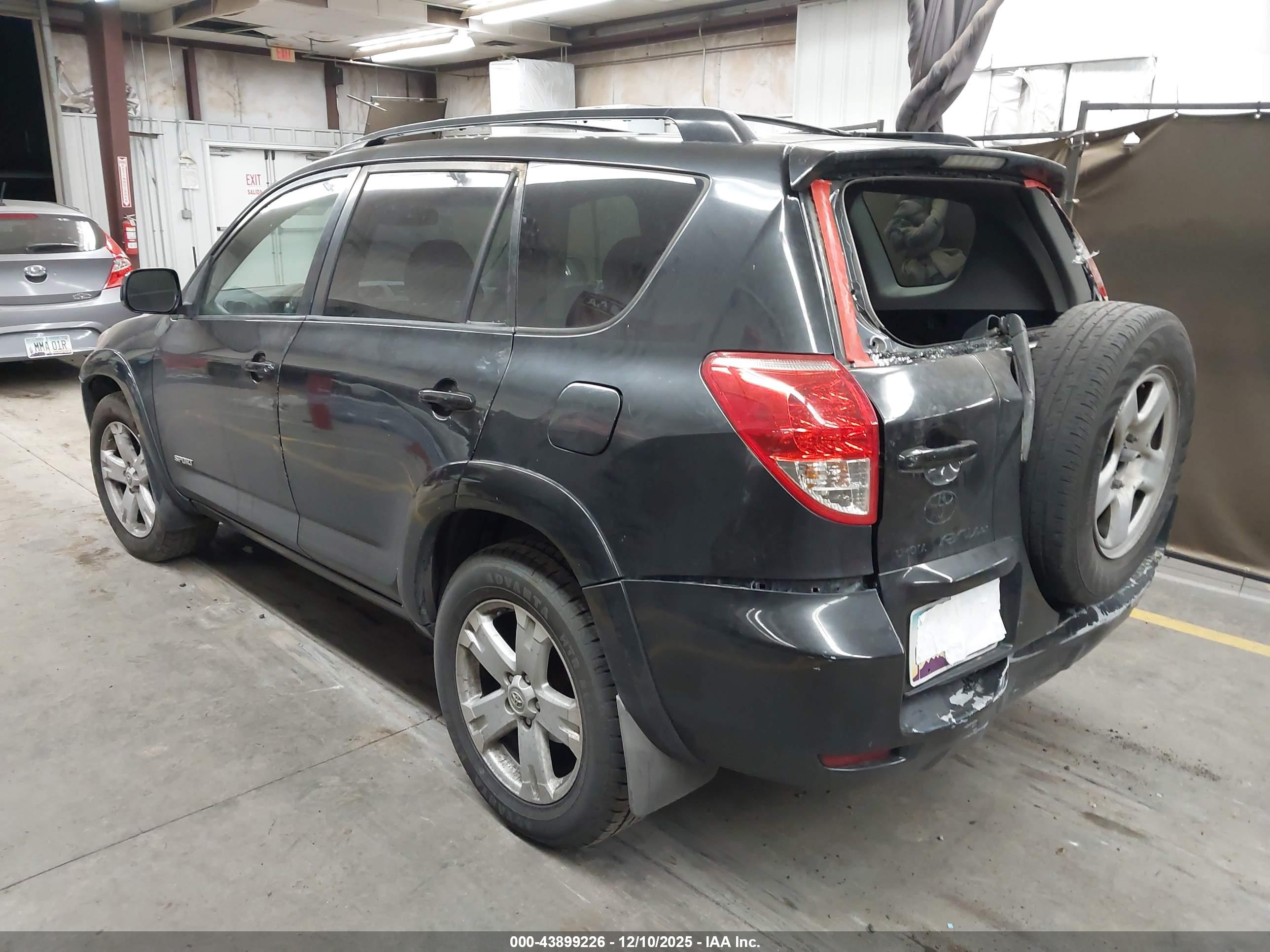 TOYOTA RAV4 image 3