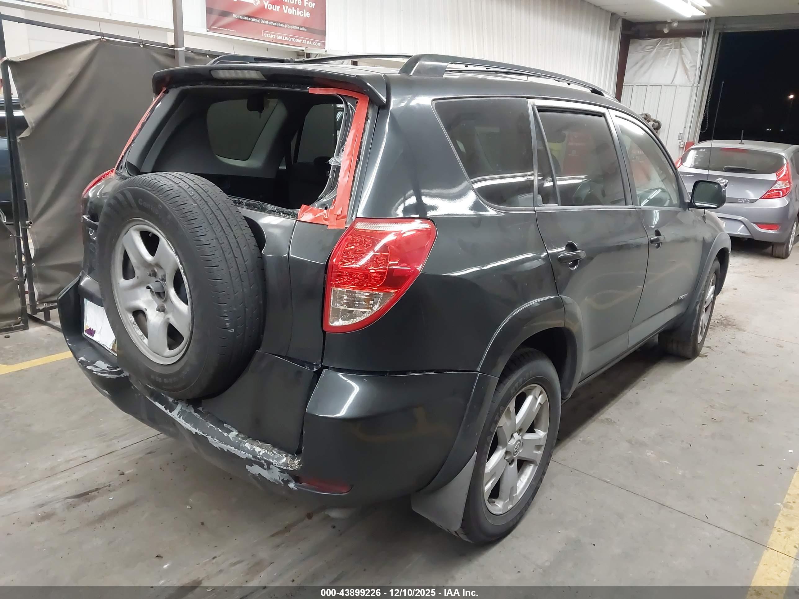 TOYOTA RAV4 image 4
