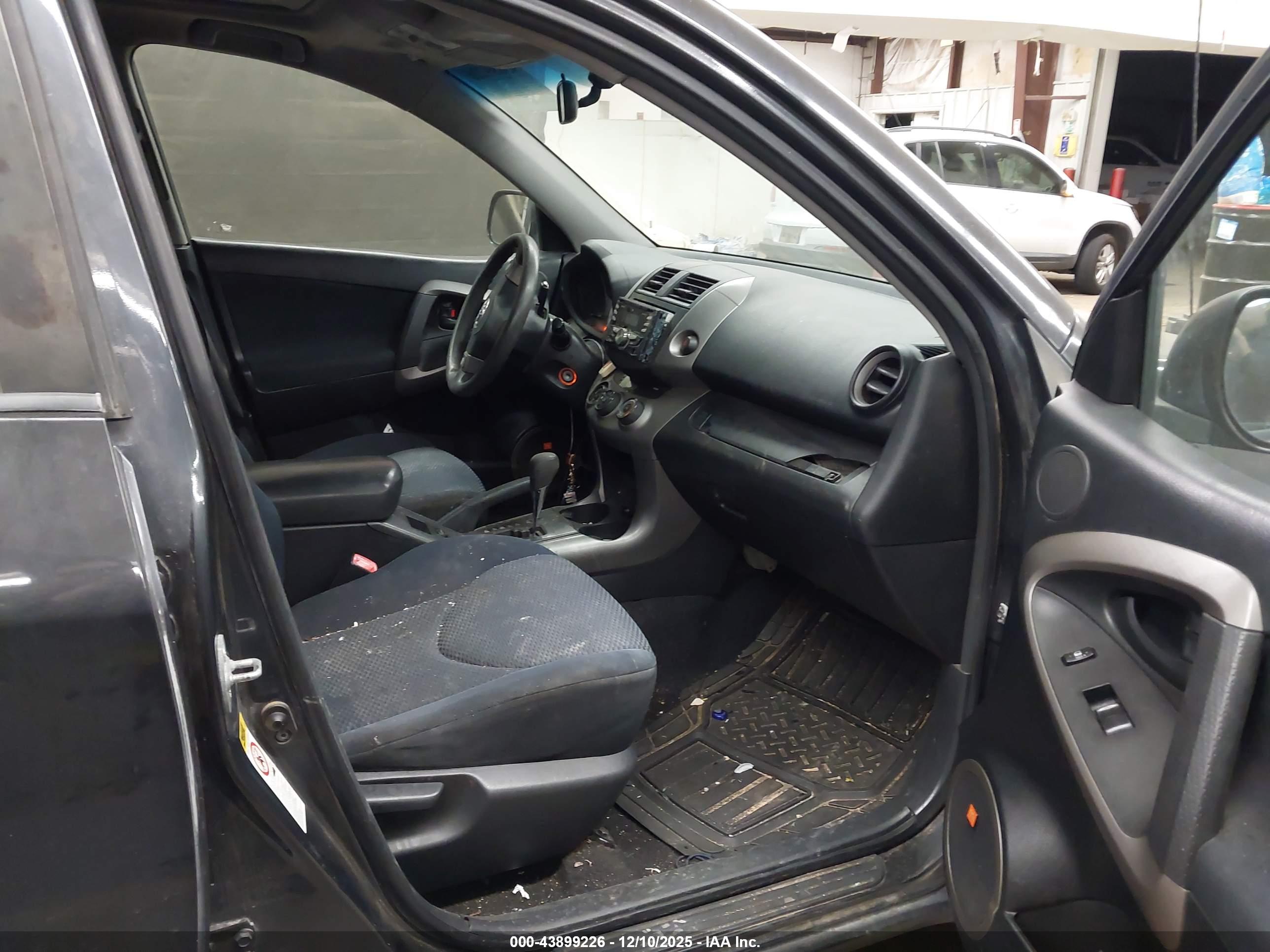 TOYOTA RAV4 image 5