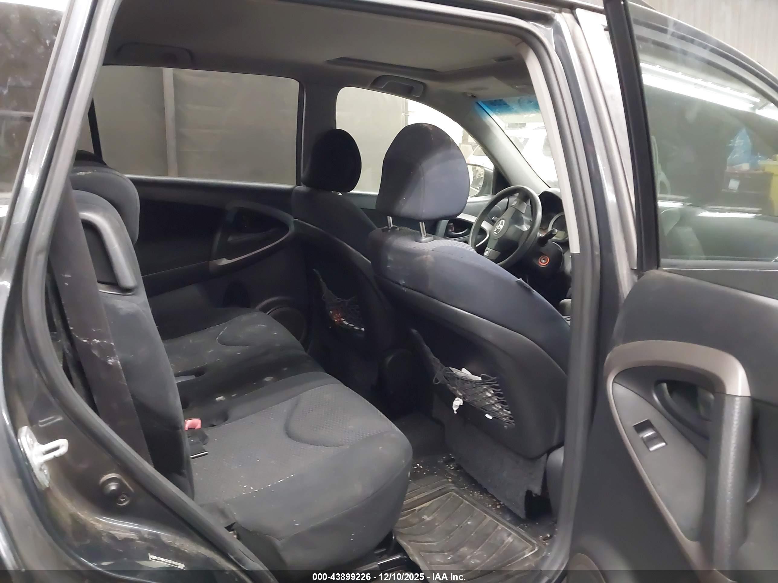 TOYOTA RAV4 image 8