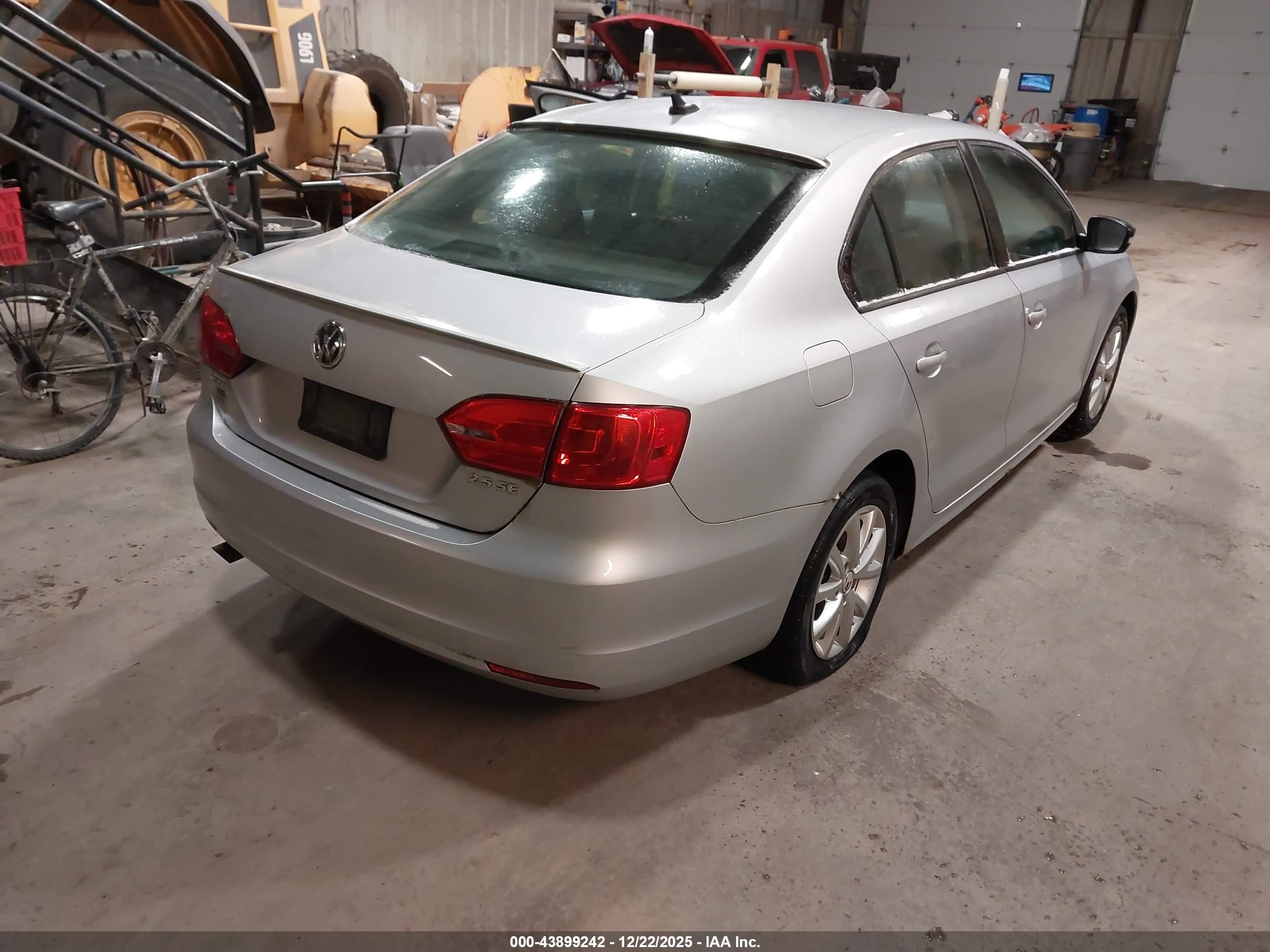 VOLKSWAGEN JETTA image 4