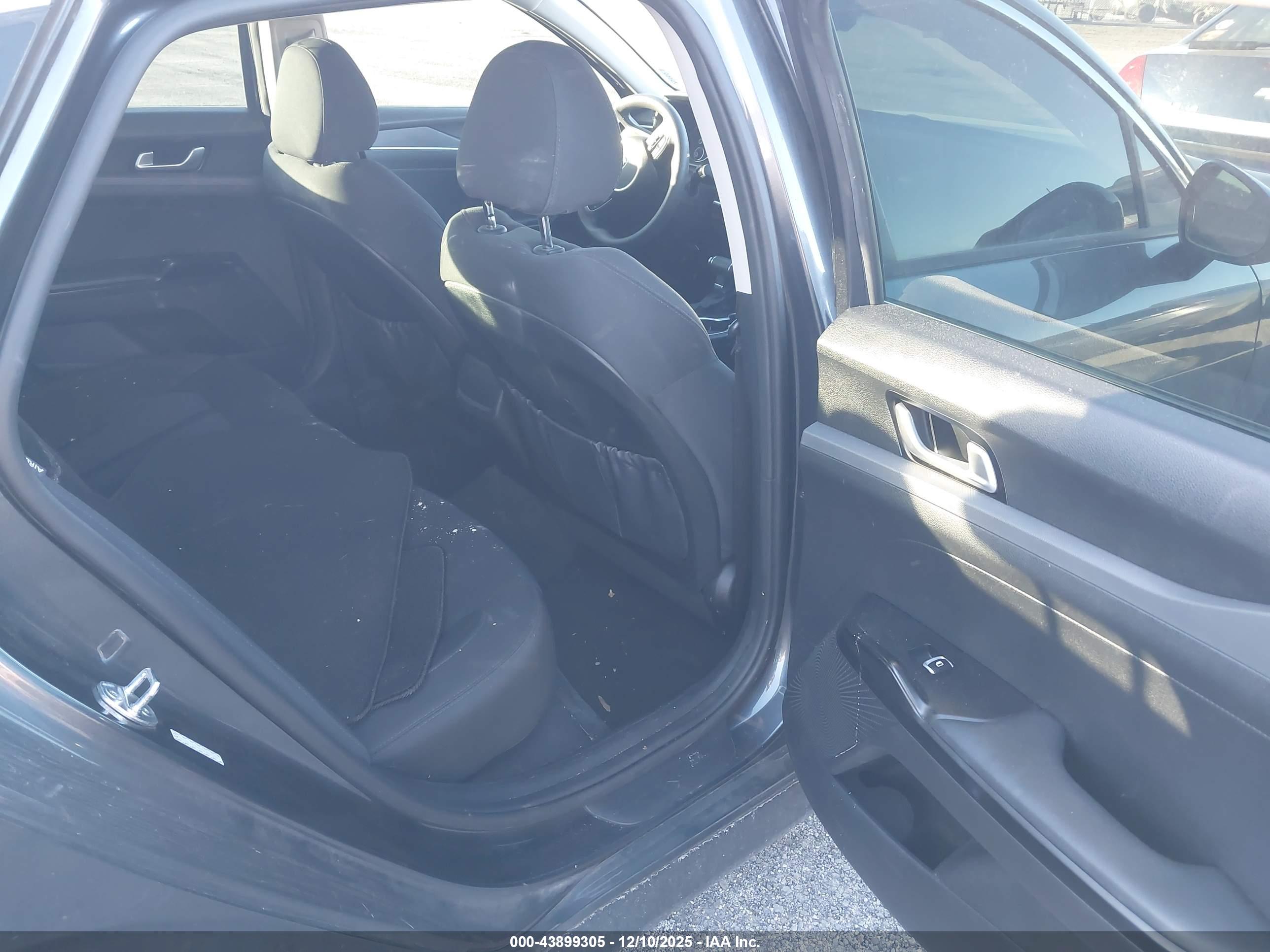 KIA K5 image 8