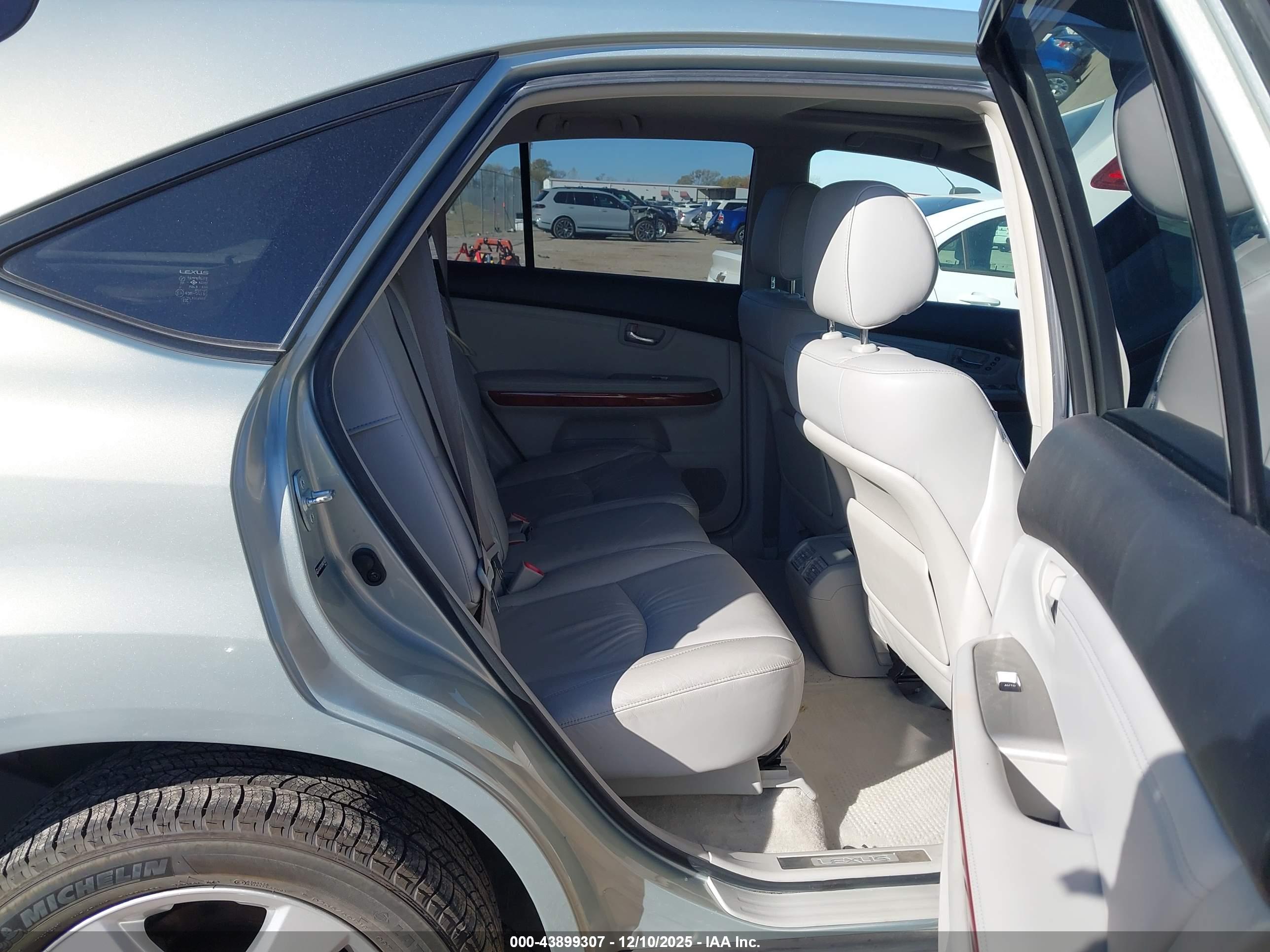 LEXUS RX image 8