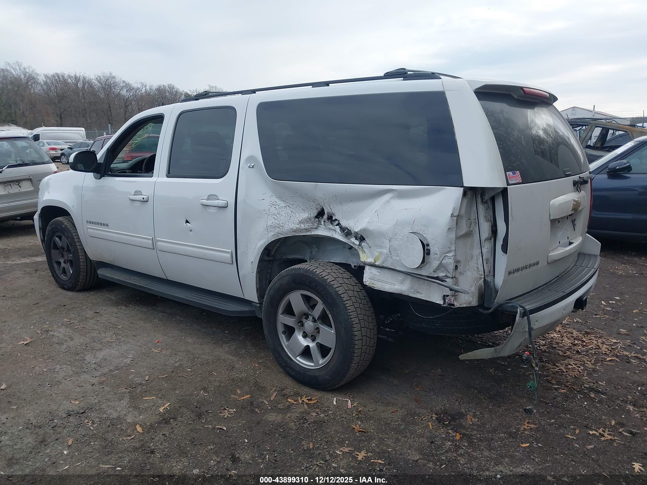 CHEVROLET SUBURBAN image 3