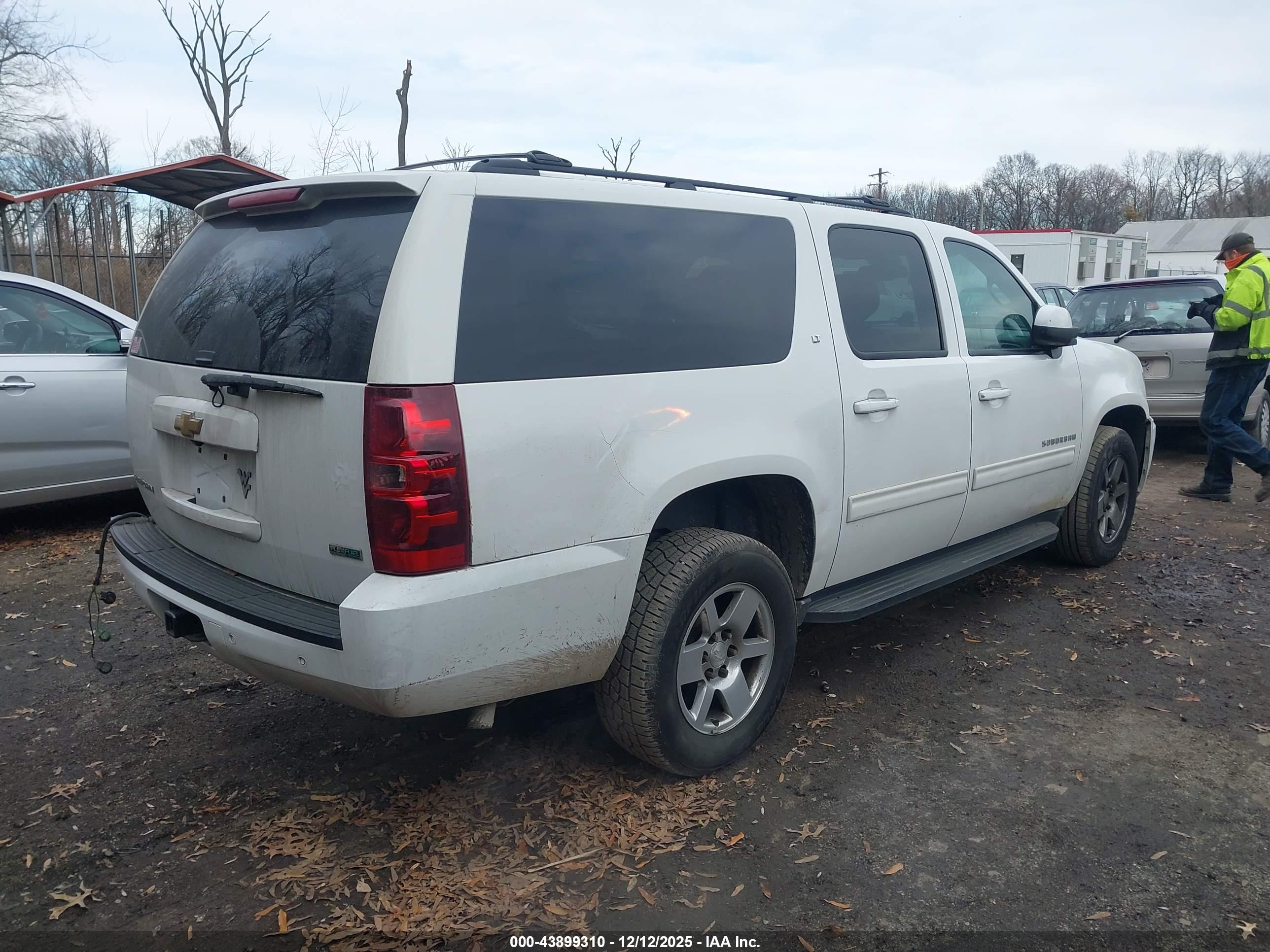 CHEVROLET SUBURBAN image 4