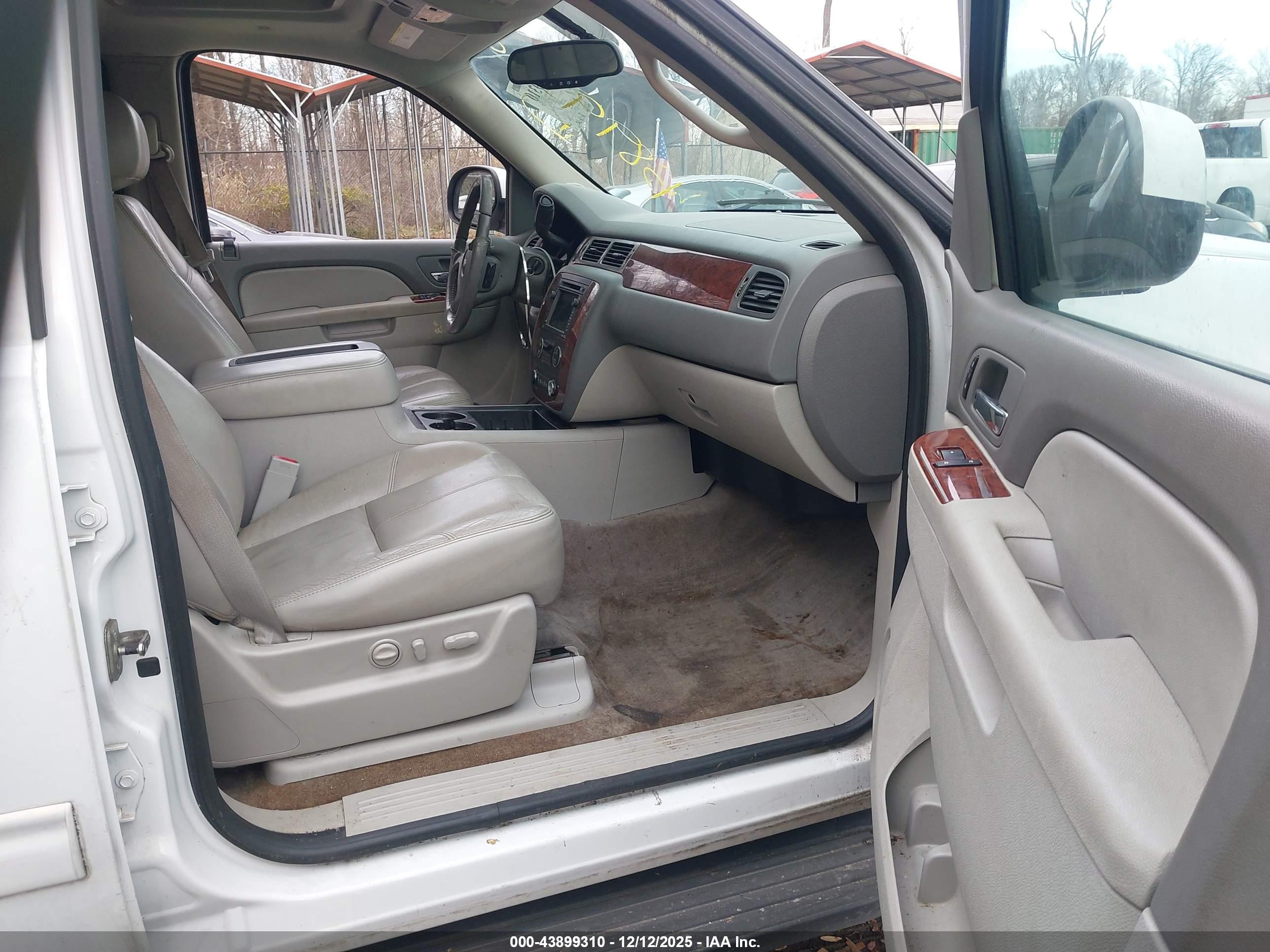 CHEVROLET SUBURBAN image 5