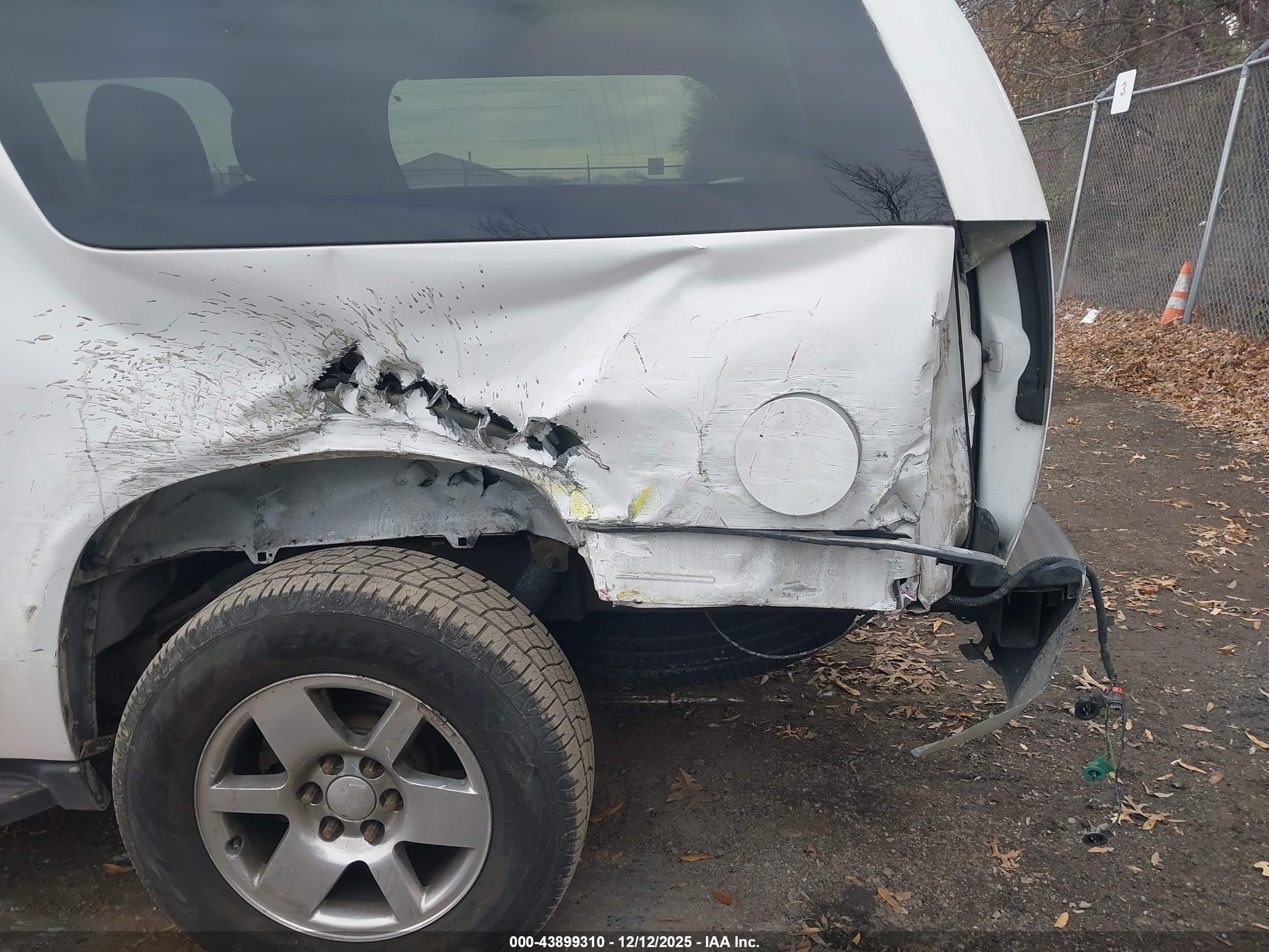 CHEVROLET SUBURBAN image 6