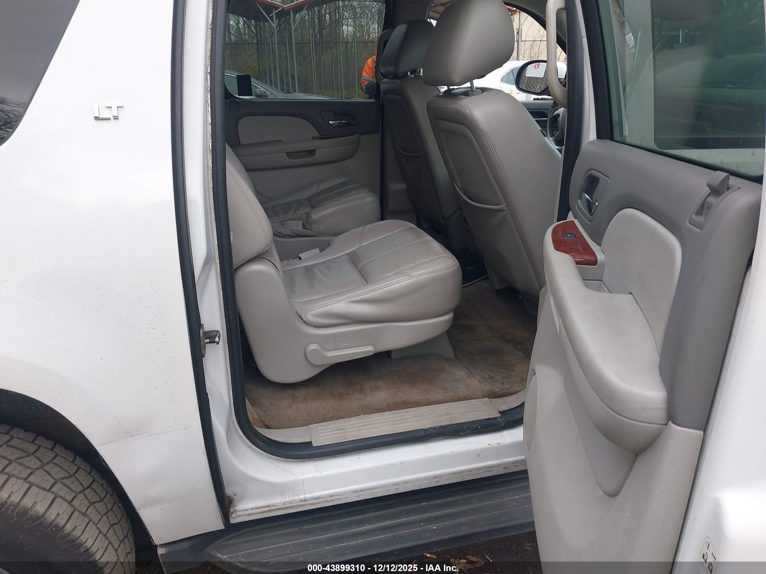 CHEVROLET SUBURBAN image 8
