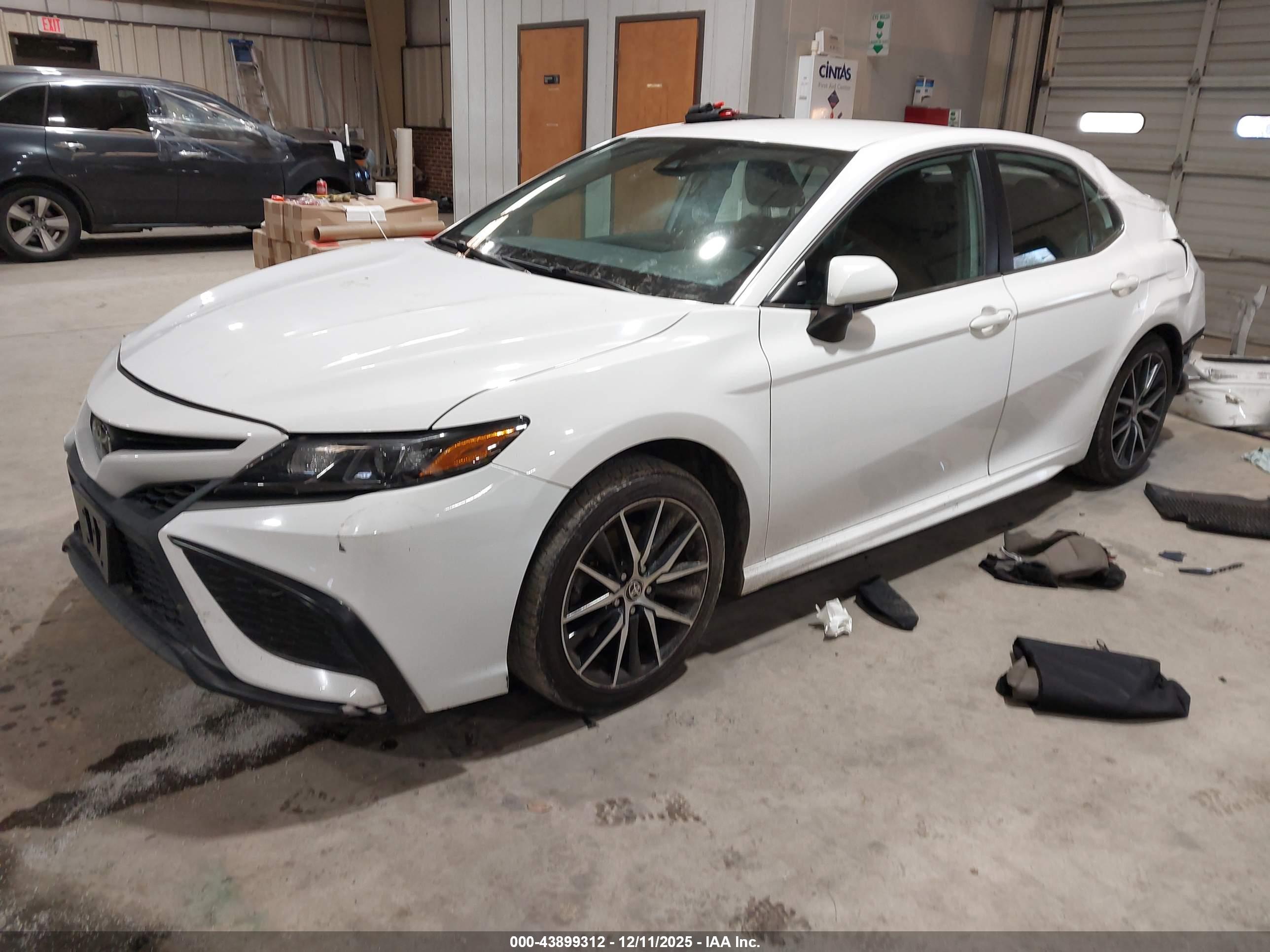 TOYOTA CAMRY image 2