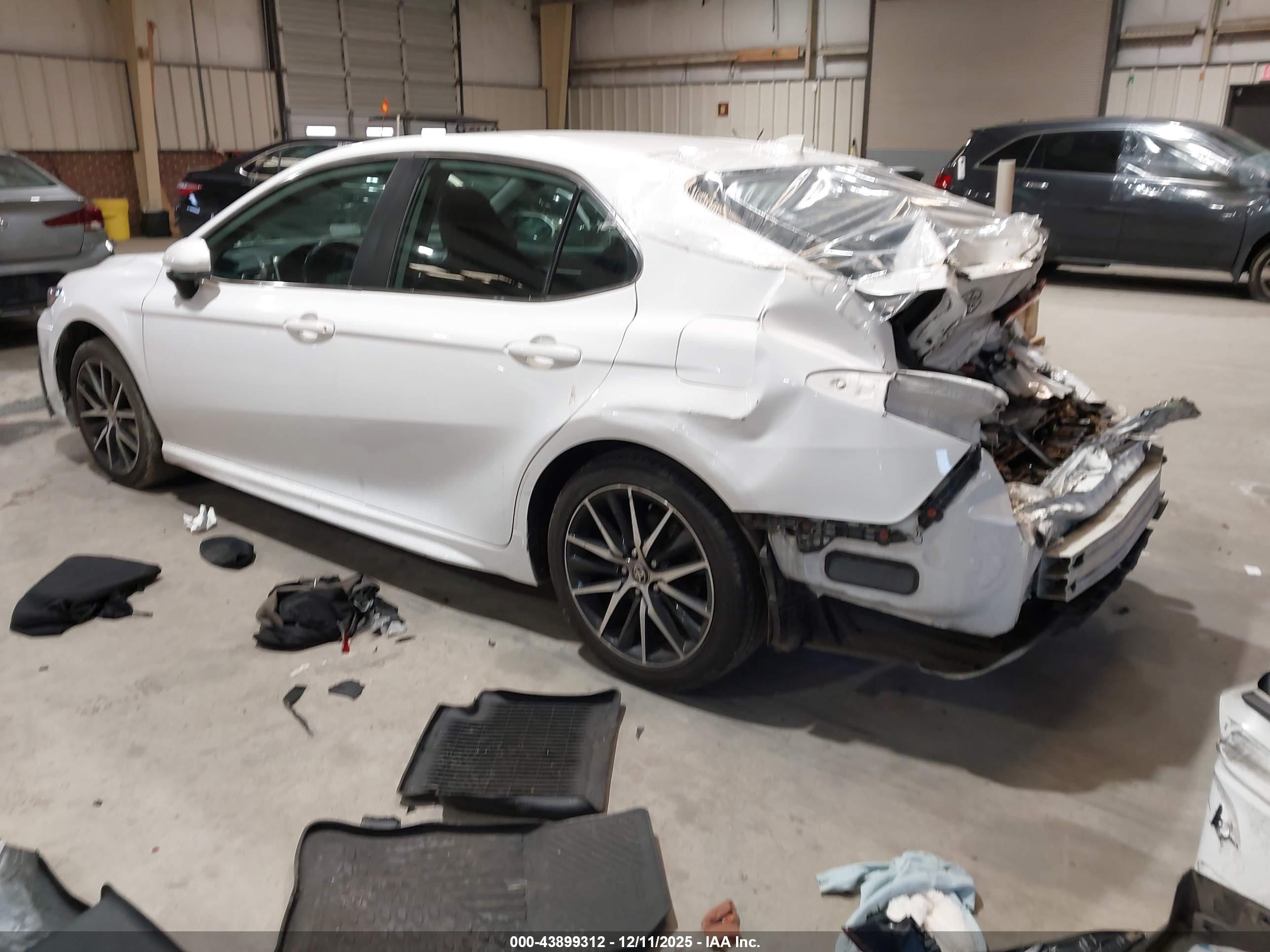 TOYOTA CAMRY image 3
