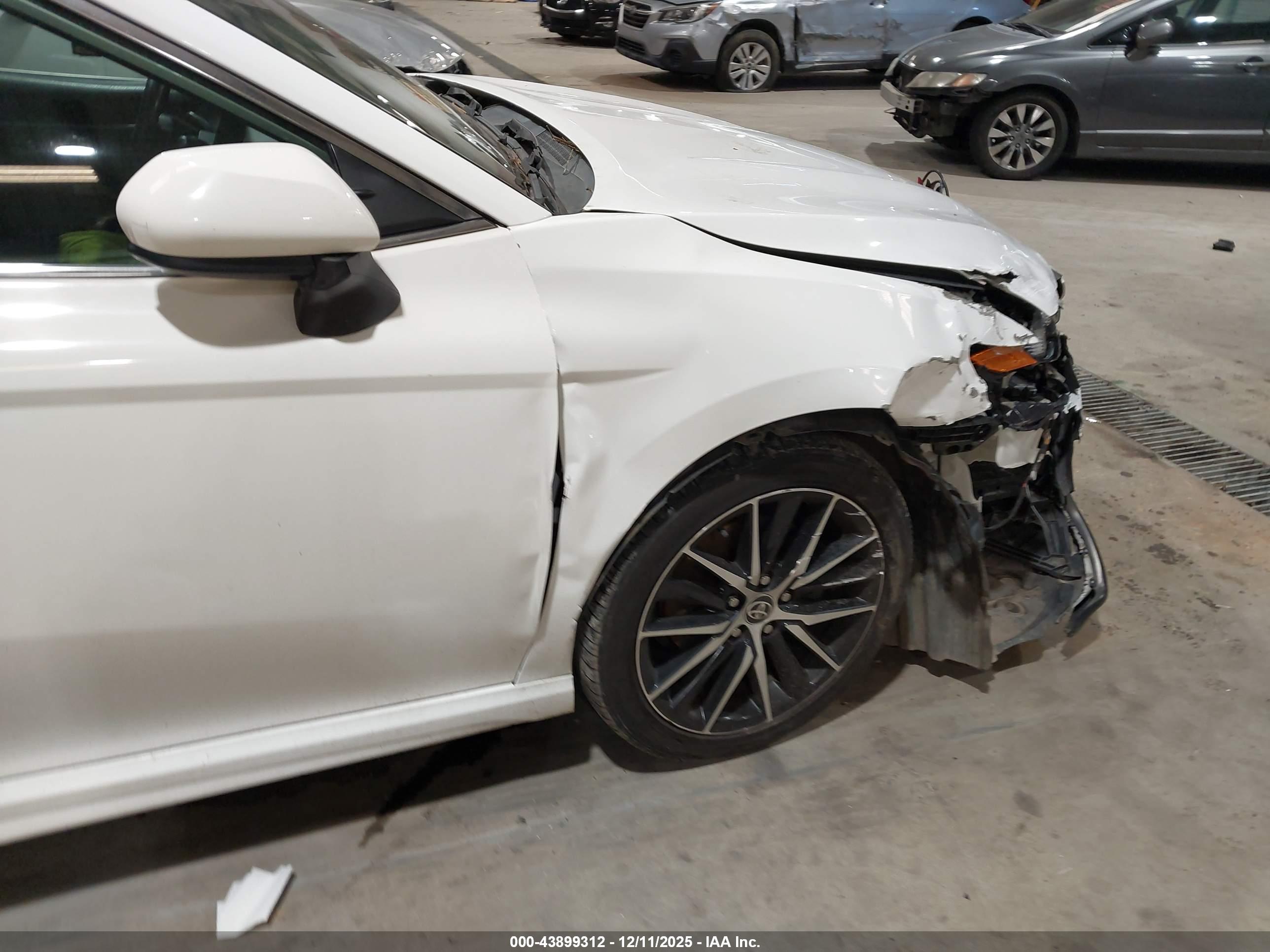 TOYOTA CAMRY image 6
