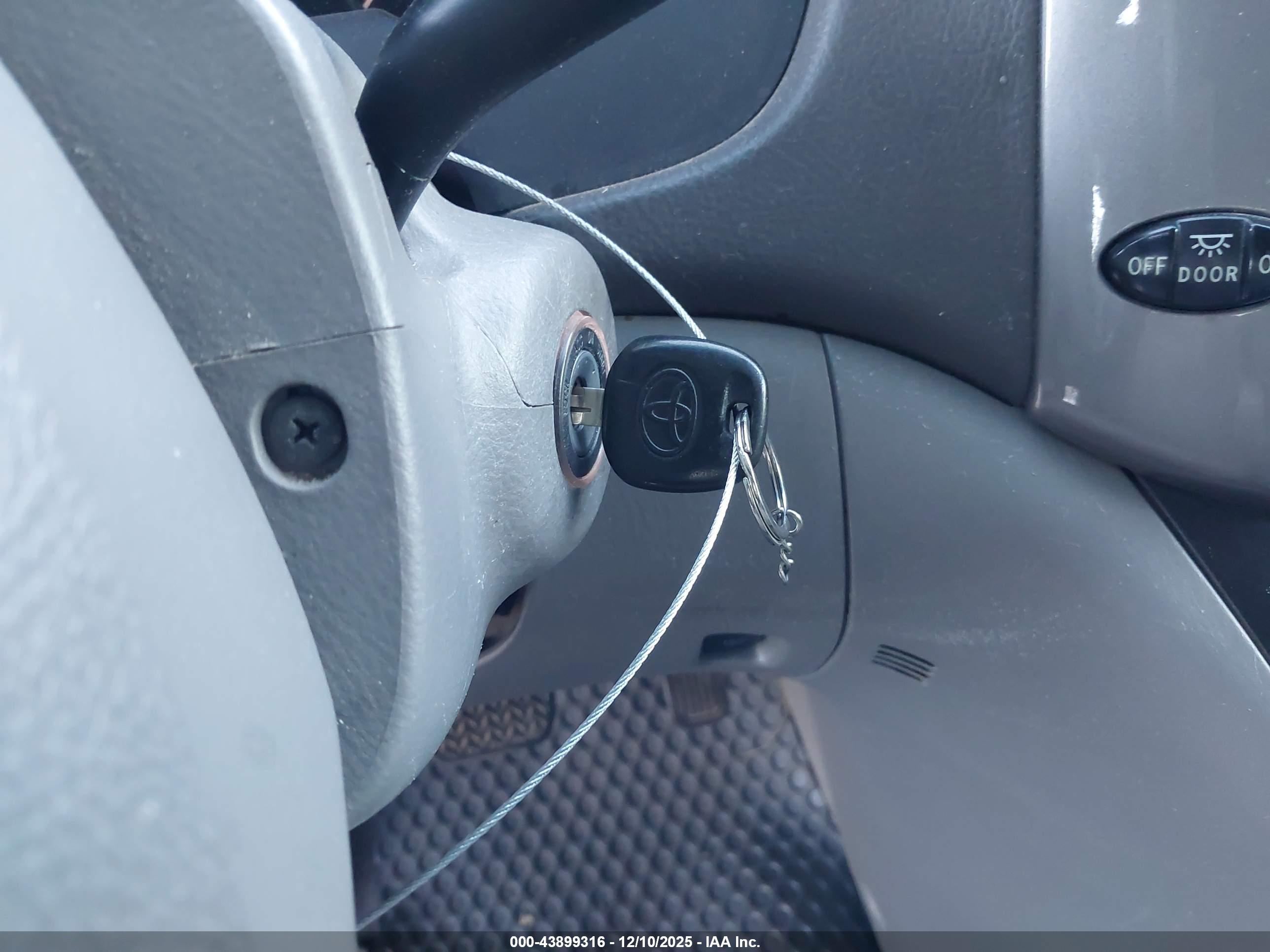 TOYOTA SIENNA image 11