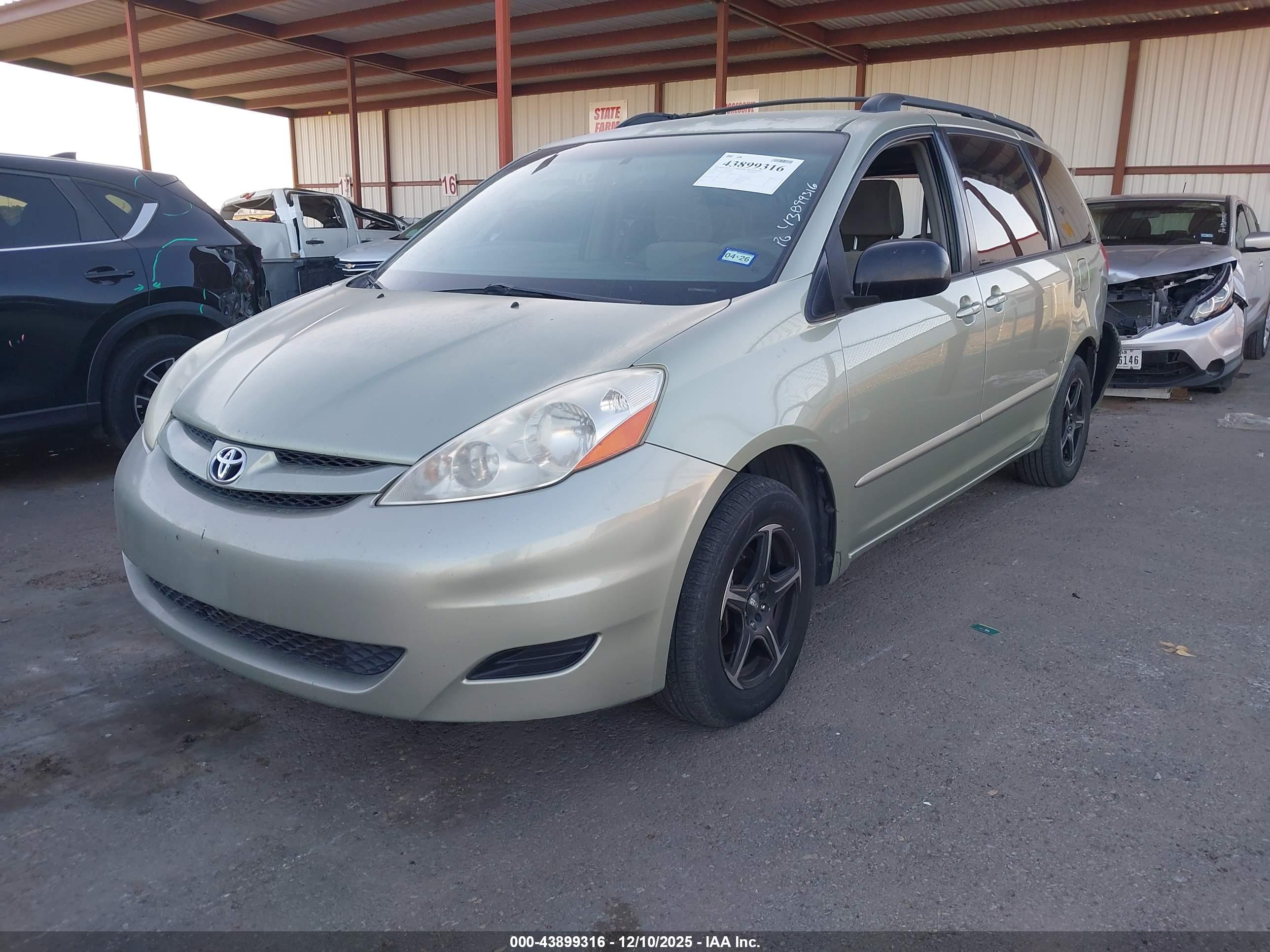 TOYOTA SIENNA image 2