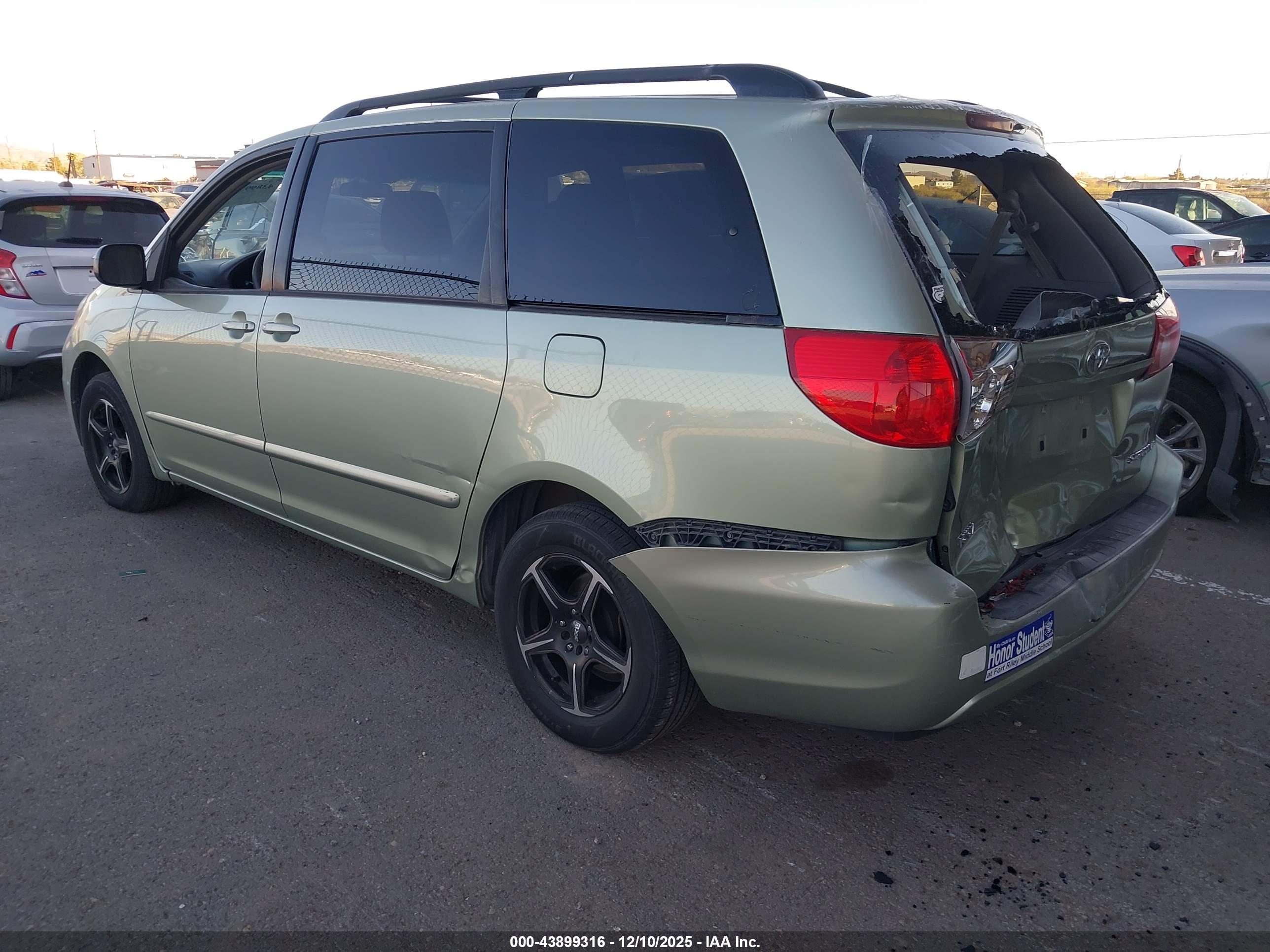 TOYOTA SIENNA image 3
